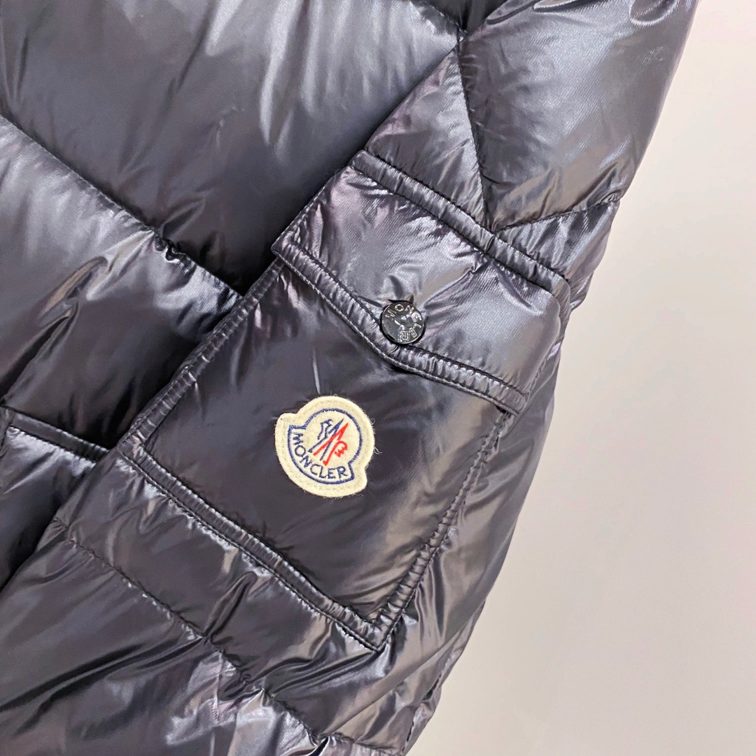 Moncler 蒙口2025秋冬新品发布，蒙口最新款亮光羽绒出货，柜上同步，面料及辅料全部订制，帽子可脱