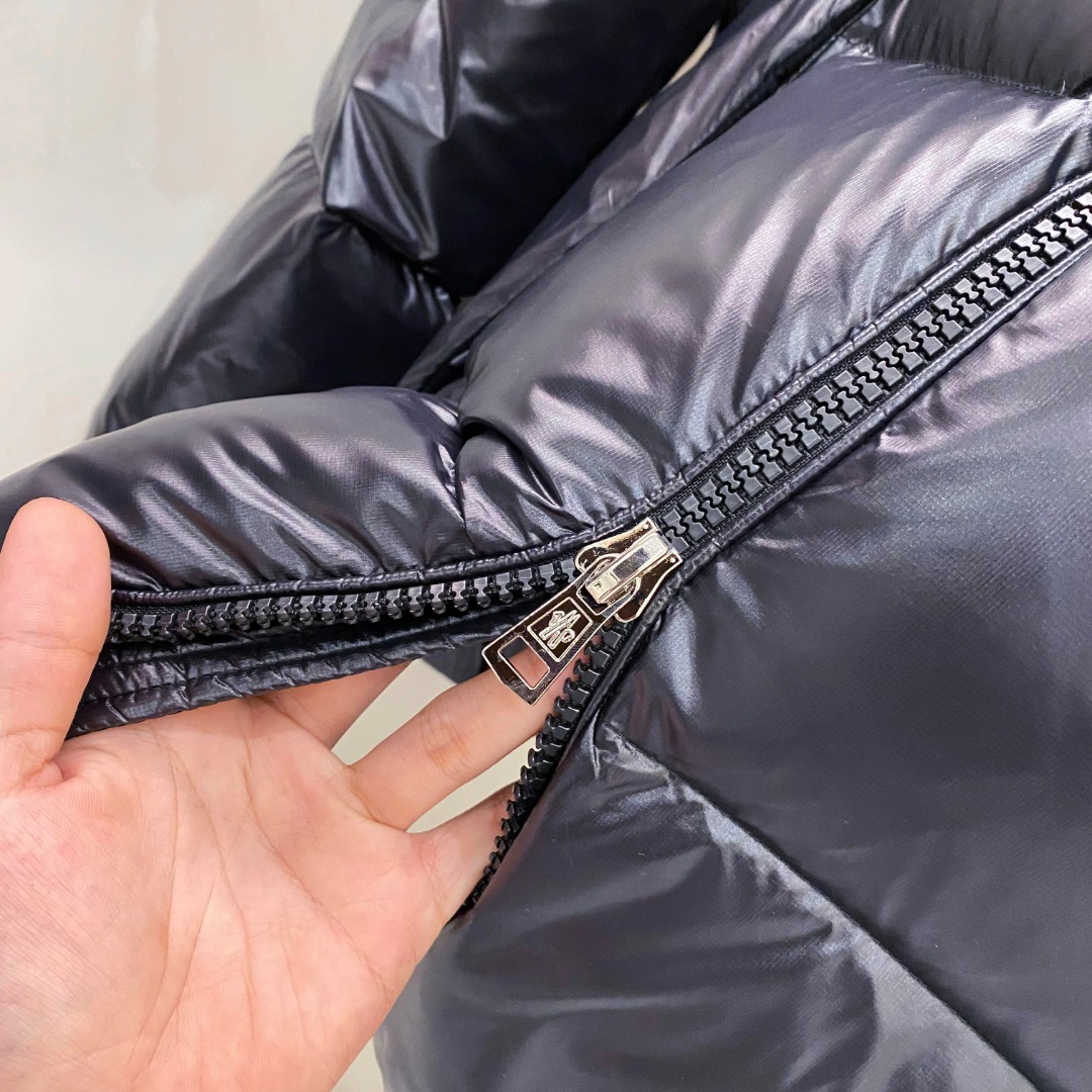 Moncler 蒙口2025秋冬新品发布，蒙口最新款亮光羽绒出货，柜上同步，面料及辅料全部订制，帽子可脱