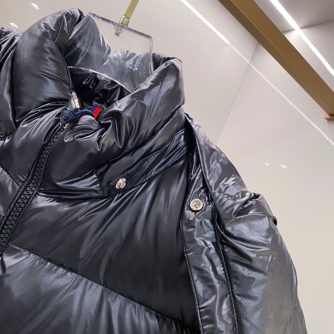 Moncler 蒙口2025秋冬新品发布，蒙口最新款亮光羽绒出货，柜上同步，面料及辅料全部订制，帽子可脱