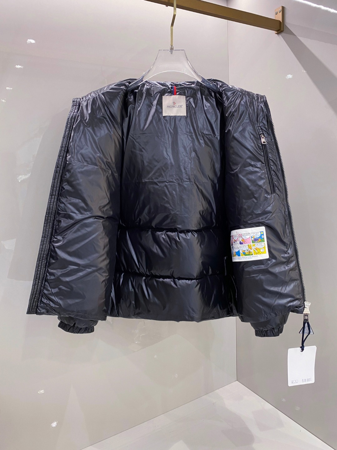 Moncler 蒙口2025秋冬新品发布，蒙口最新款亮光羽绒出货，柜上同步，面料及辅料全部订制，帽子可脱