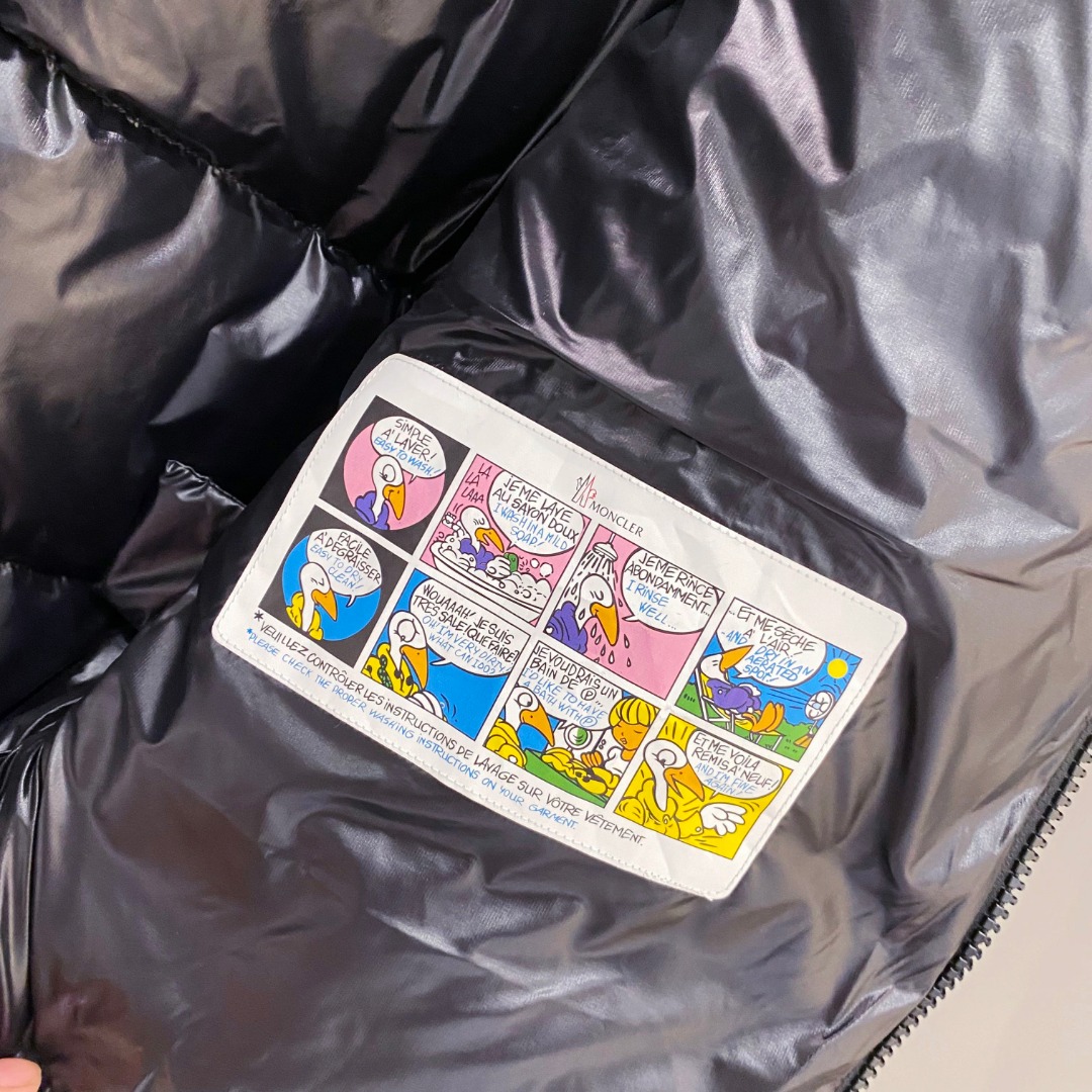 Moncler 蒙口2025秋冬新品发布，蒙口最新款亮光羽绒出货，柜上同步，面料及辅料全部订制，帽子可脱