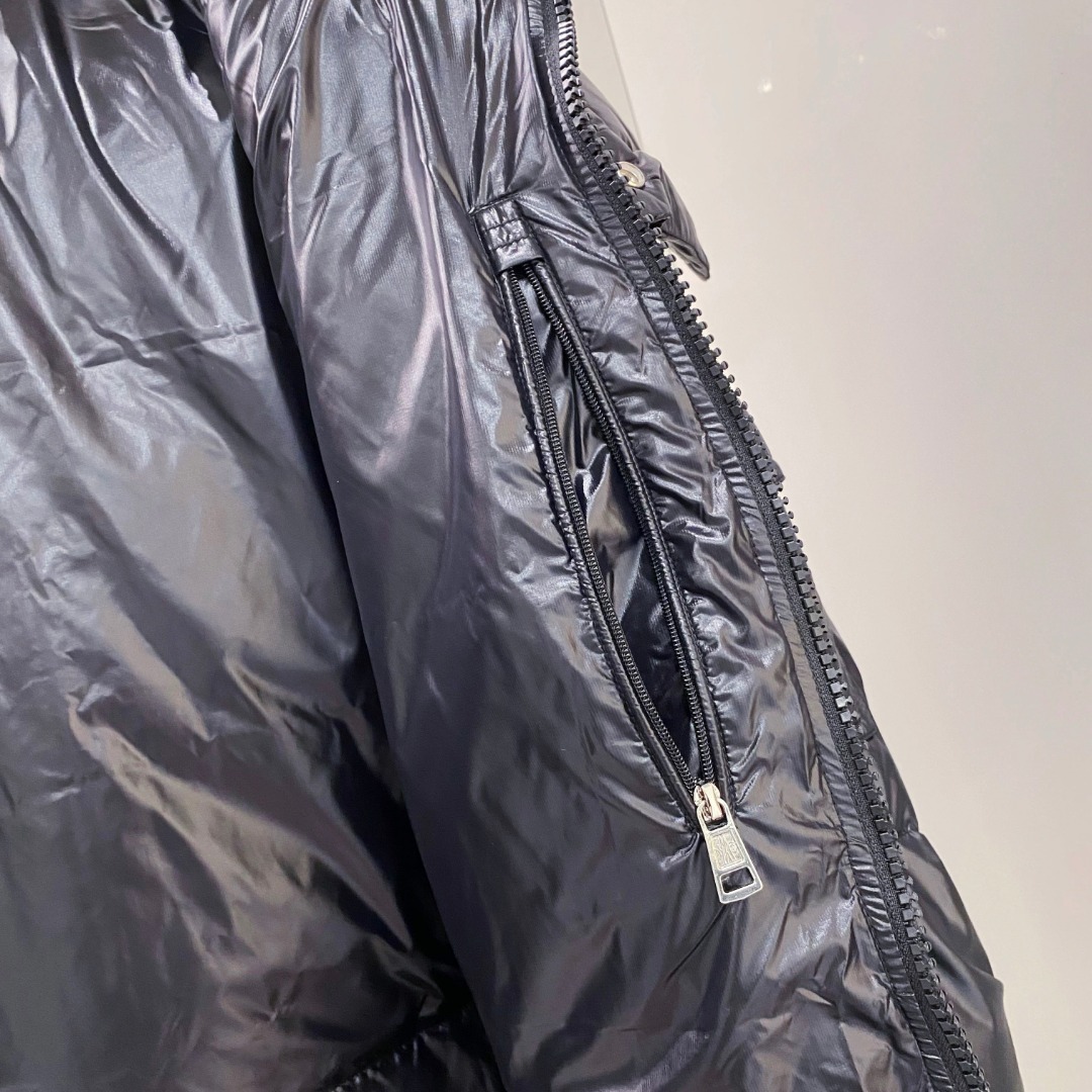 Moncler 蒙口2025秋冬新品发布，蒙口最新款亮光羽绒出货，柜上同步，面料及辅料全部订制，帽子可脱