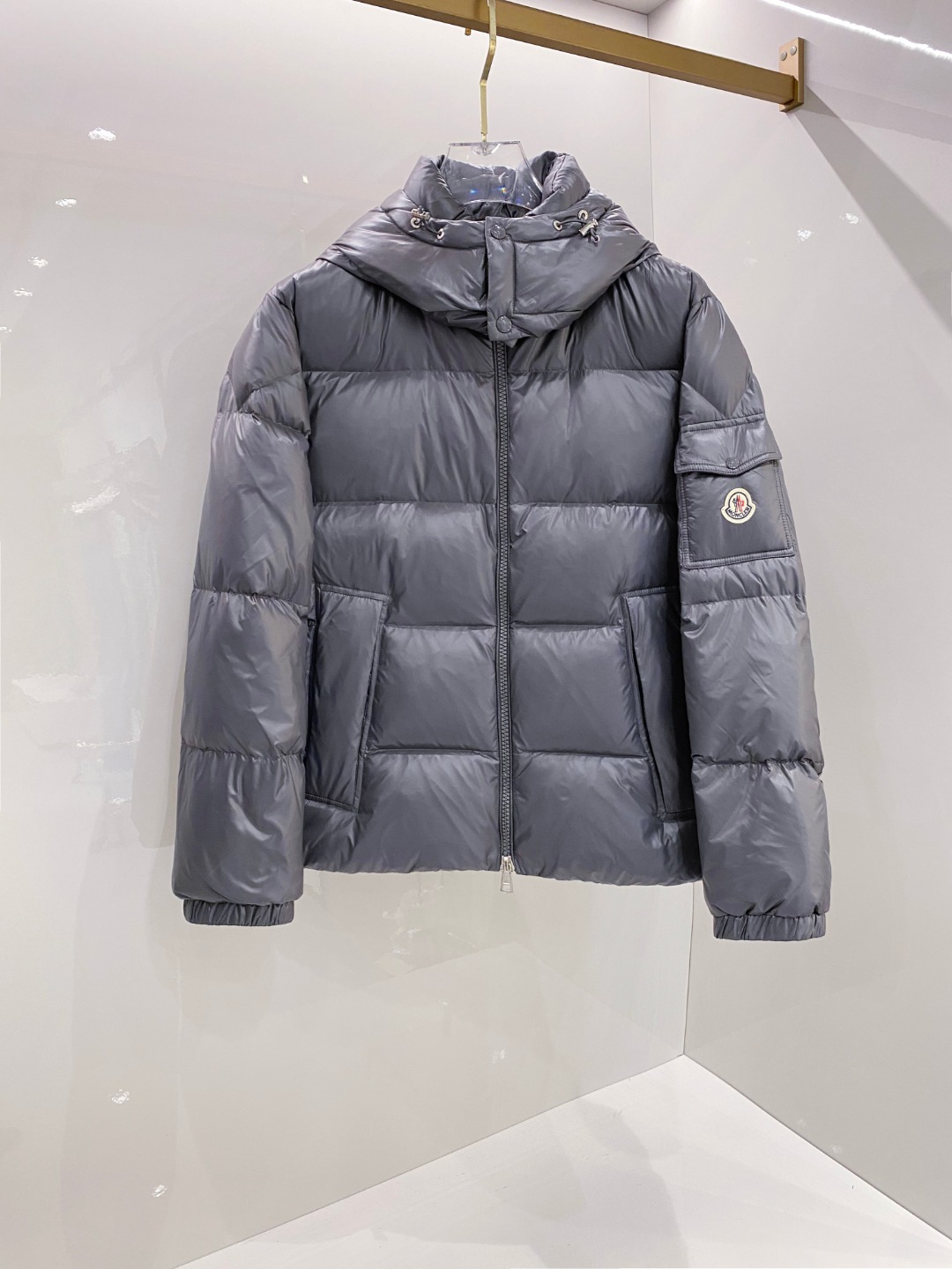 Moncler 蒙口2025秋冬新品发布，蒙口最新款亮光羽绒出货，柜上同步，面料及辅料全部订制，帽子可脱