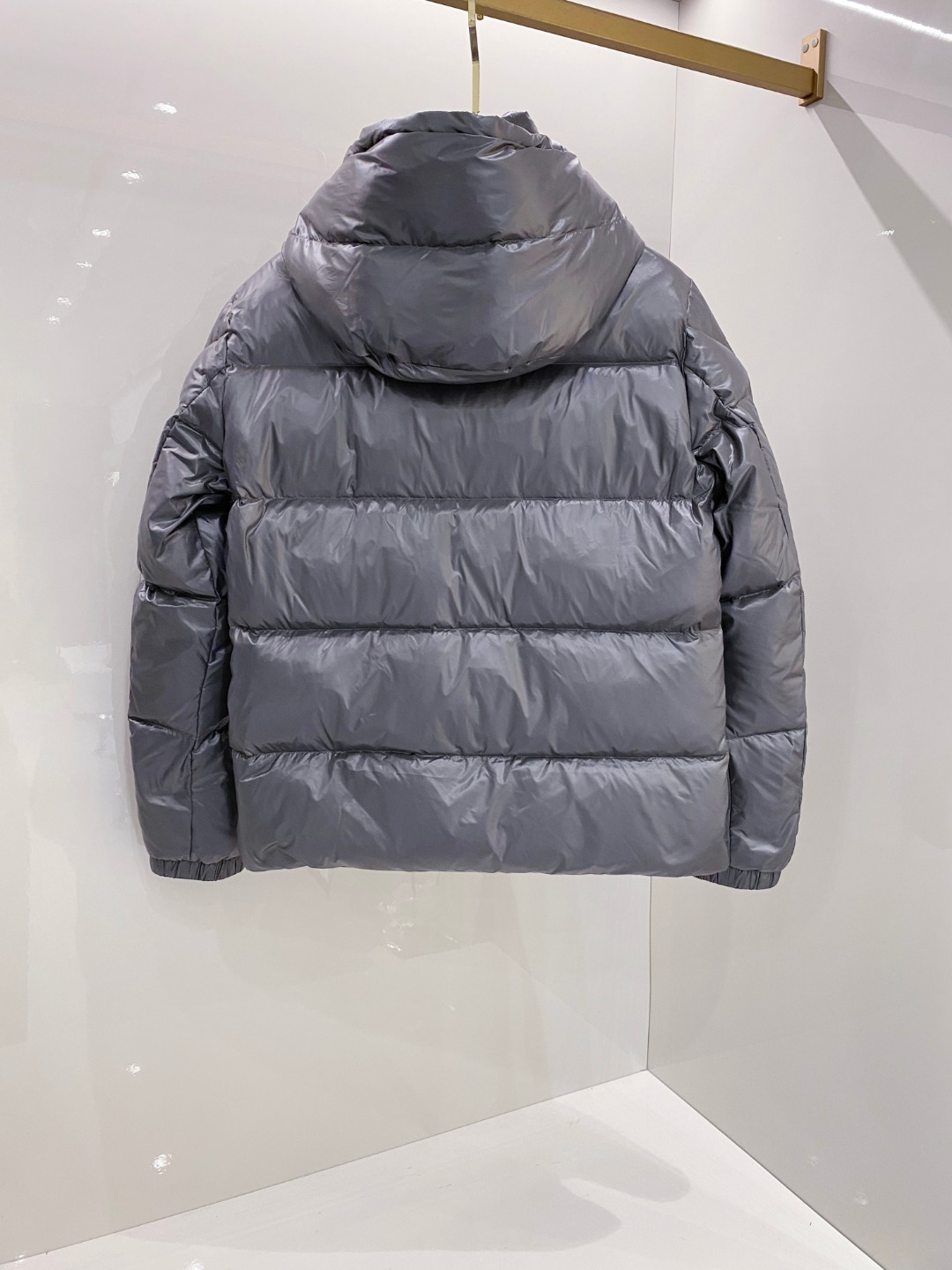 Moncler 蒙口2025秋冬新品发布，蒙口最新款亮光羽绒出货，柜上同步，面料及辅料全部订制，帽子可脱