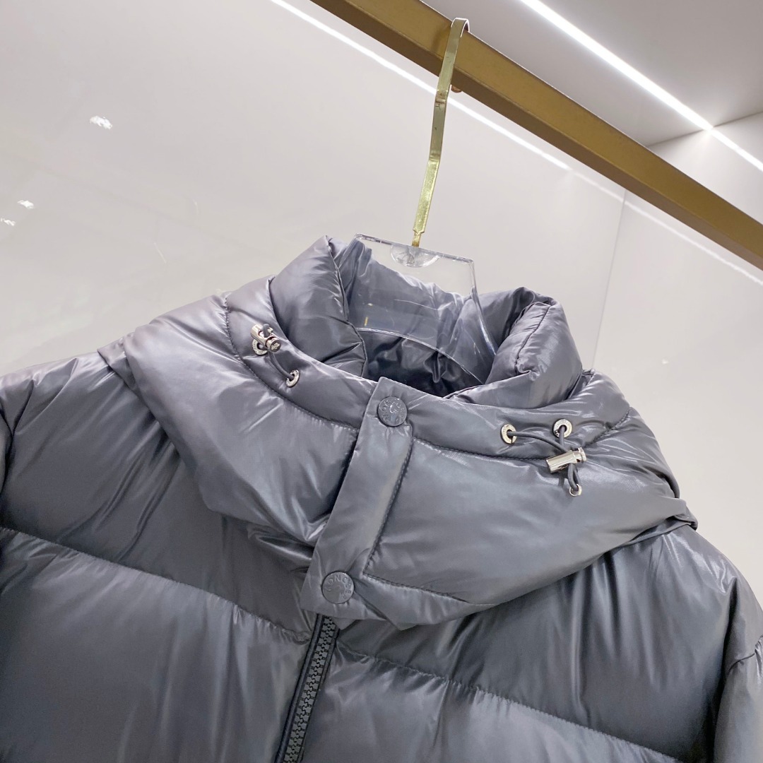 Moncler 蒙口2025秋冬新品发布，蒙口最新款亮光羽绒出货，柜上同步，面料及辅料全部订制，帽子可脱