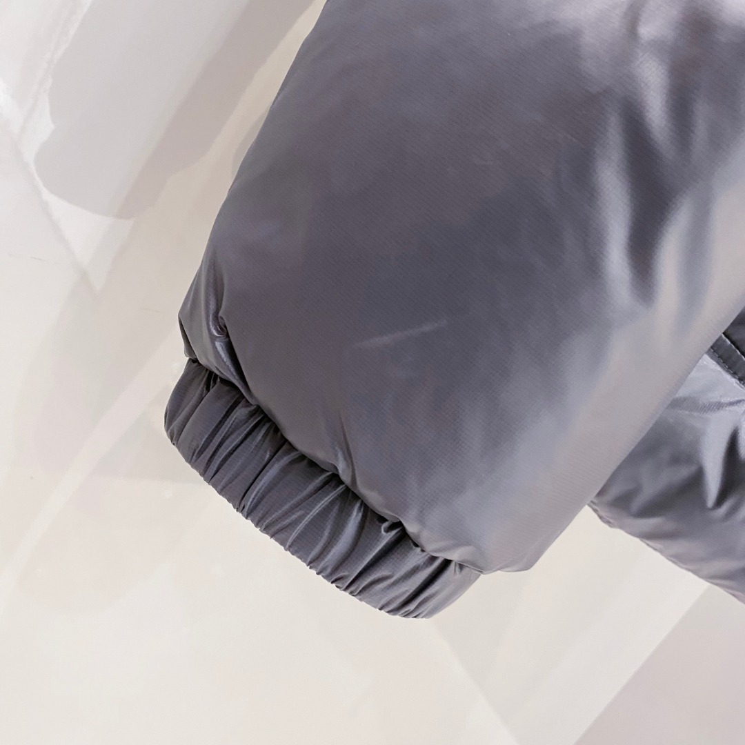 Moncler 蒙口2025秋冬新品发布，蒙口最新款亮光羽绒出货，柜上同步，面料及辅料全部订制，帽子可脱