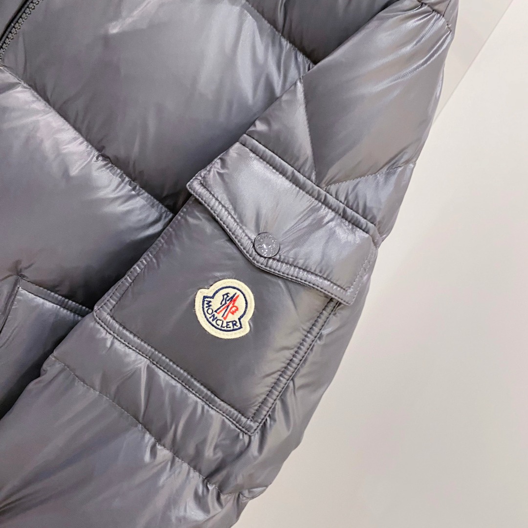 Moncler 蒙口2025秋冬新品发布，蒙口最新款亮光羽绒出货，柜上同步，面料及辅料全部订制，帽子可脱
