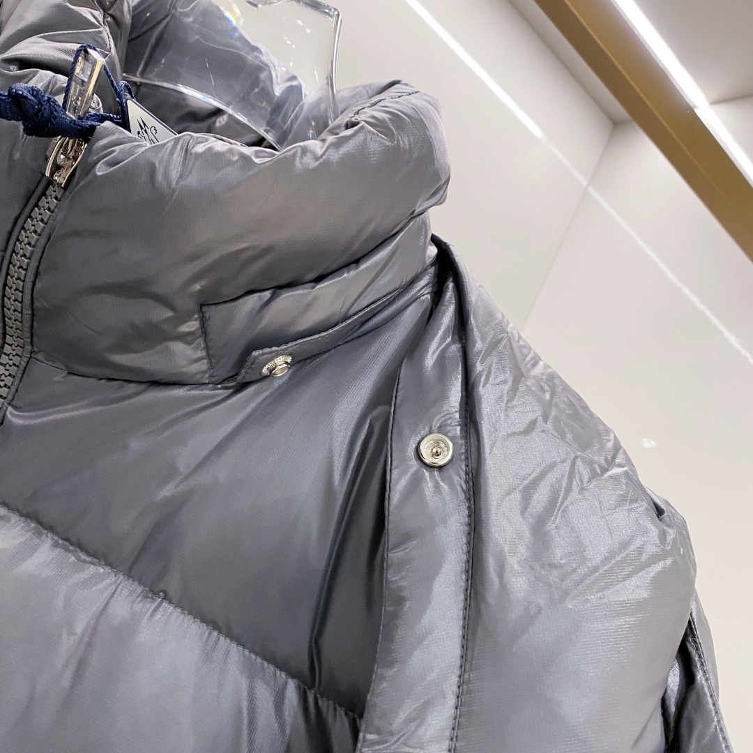 Moncler 蒙口2025秋冬新品发布，蒙口最新款亮光羽绒出货，柜上同步，面料及辅料全部订制，帽子可脱