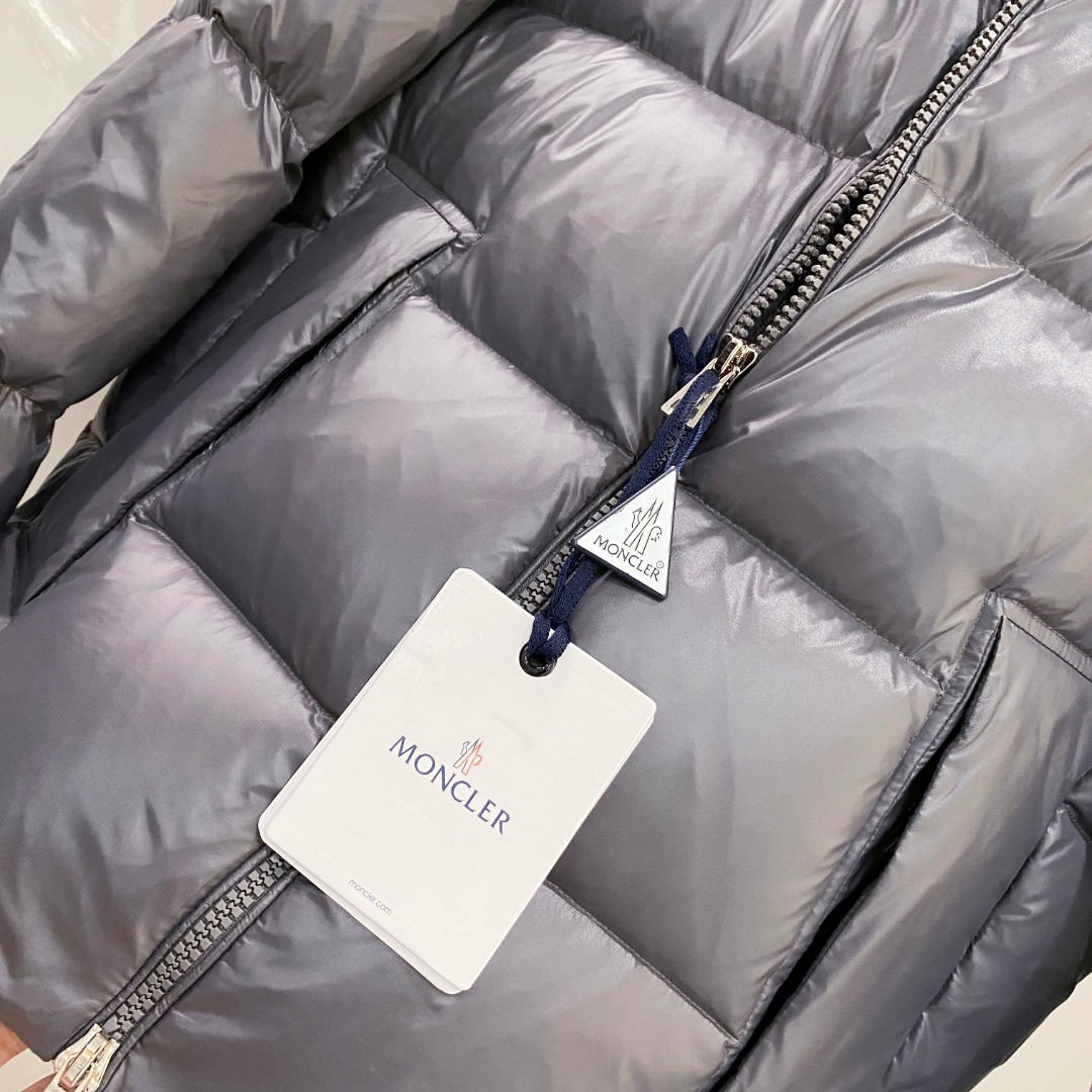 Moncler 蒙口2025秋冬新品发布，蒙口最新款亮光羽绒出货，柜上同步，面料及辅料全部订制，帽子可脱