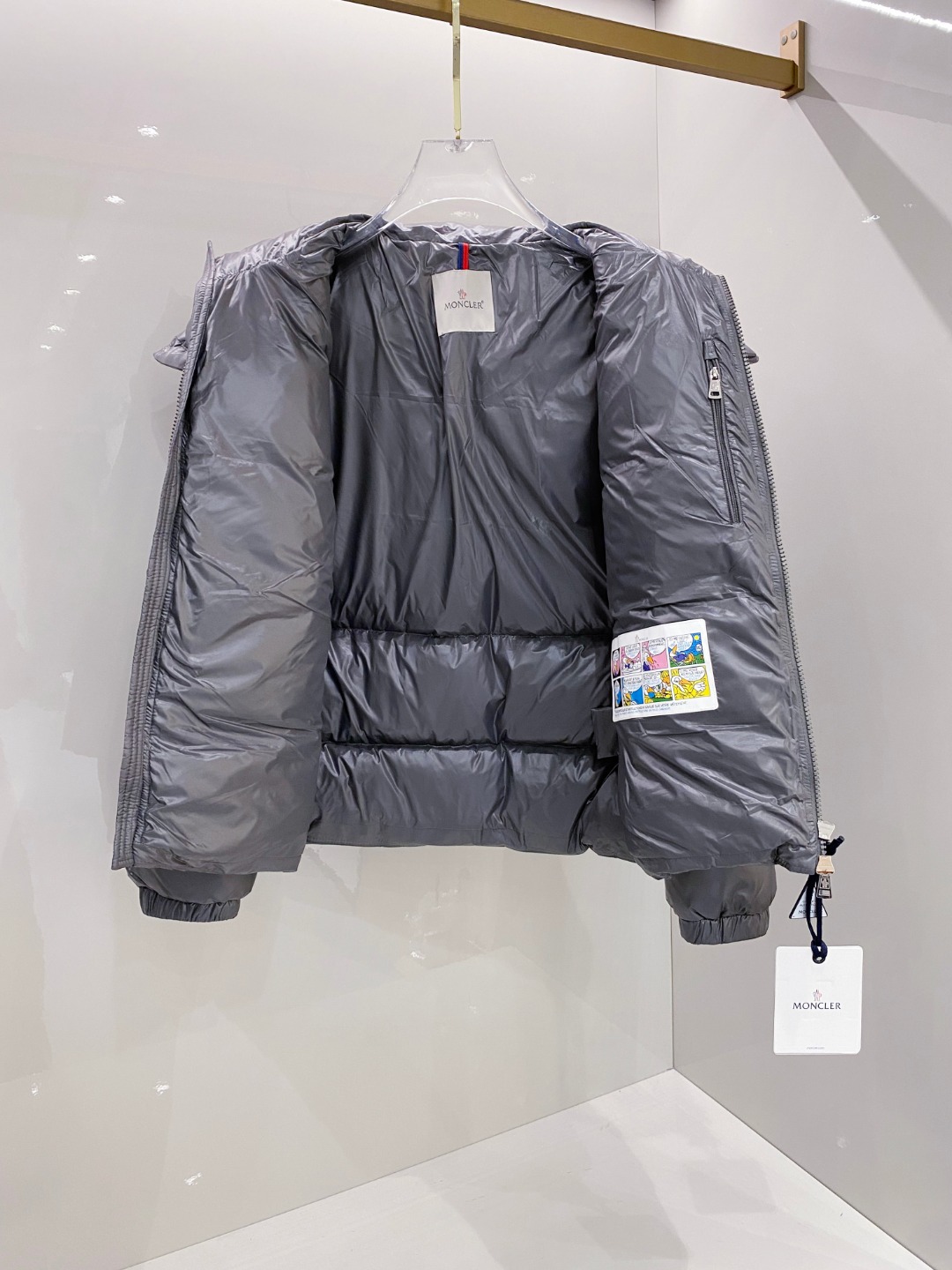 Moncler 蒙口2025秋冬新品发布，蒙口最新款亮光羽绒出货，柜上同步，面料及辅料全部订制，帽子可脱