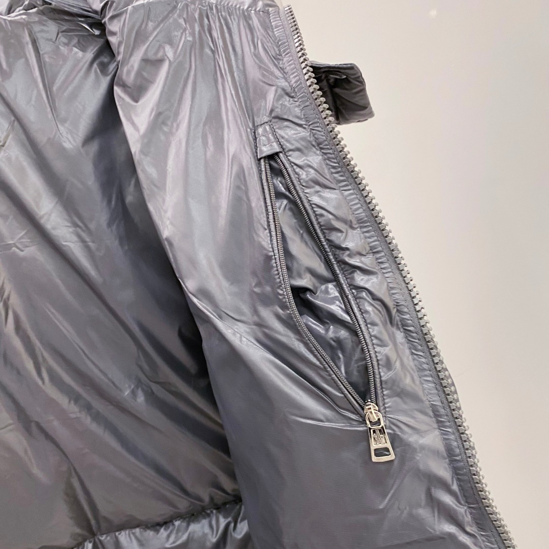 Moncler 蒙口2025秋冬新品发布，蒙口最新款亮光羽绒出货，柜上同步，面料及辅料全部订制，帽子可脱