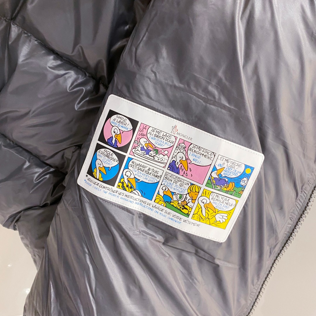 Moncler 蒙口2025秋冬新品发布，蒙口最新款亮光羽绒出货，柜上同步，面料及辅料全部订制，帽子可脱