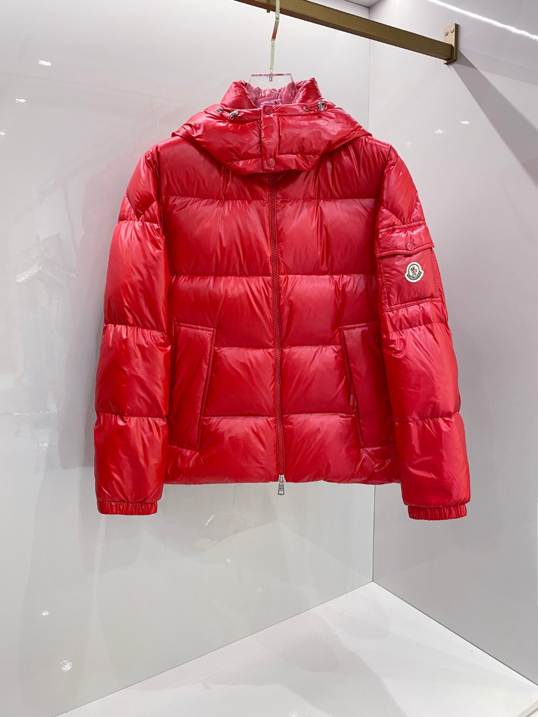 Moncler 蒙口2025秋冬新品发布，蒙口最新款亮光羽绒出货，柜上同步，面料及辅料全部订制，帽子可脱