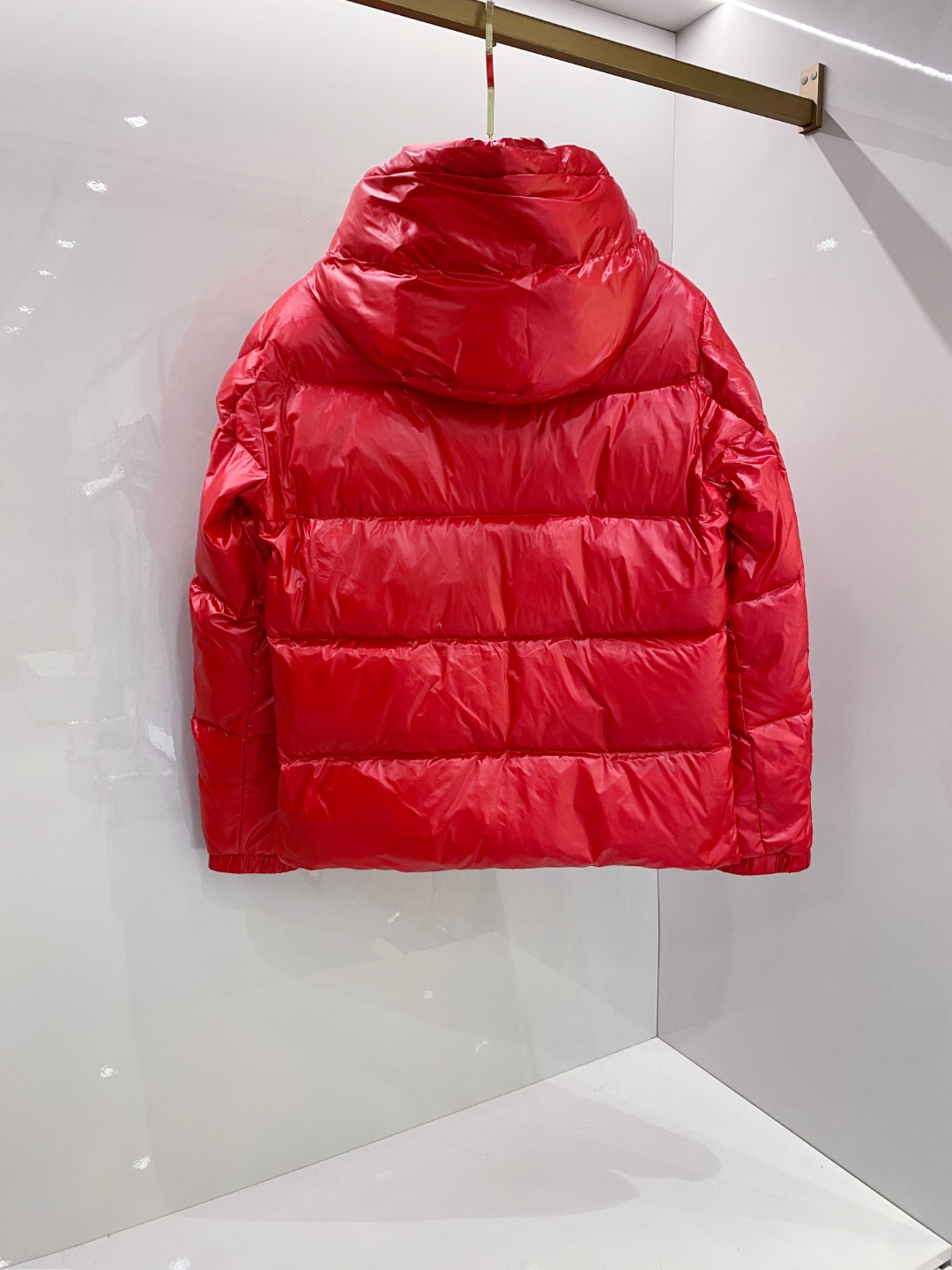 Moncler 蒙口2025秋冬新品发布，蒙口最新款亮光羽绒出货，柜上同步，面料及辅料全部订制，帽子可脱