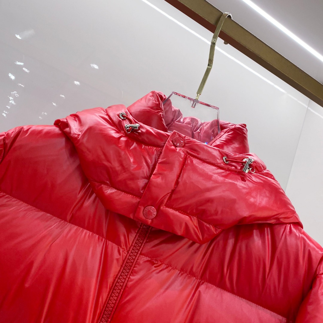 Moncler 蒙口2025秋冬新品发布，蒙口最新款亮光羽绒出货，柜上同步，面料及辅料全部订制，帽子可脱