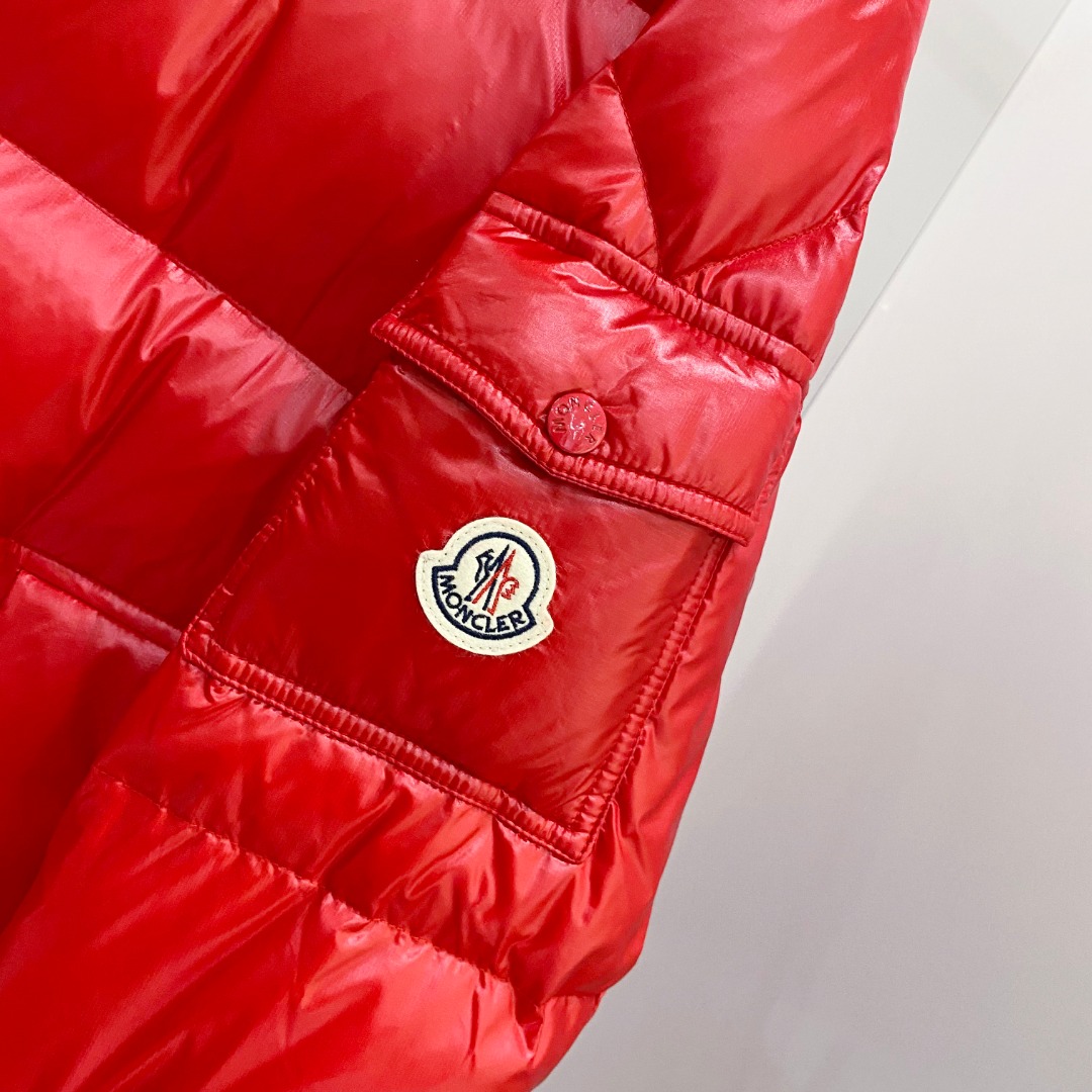 Moncler 蒙口2025秋冬新品发布，蒙口最新款亮光羽绒出货，柜上同步，面料及辅料全部订制，帽子可脱