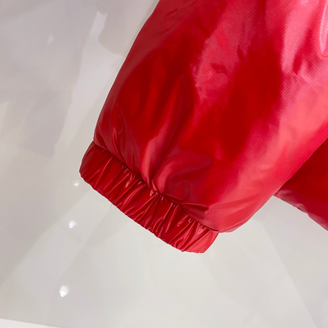 Moncler 蒙口2025秋冬新品发布，蒙口最新款亮光羽绒出货，柜上同步，面料及辅料全部订制，帽子可脱