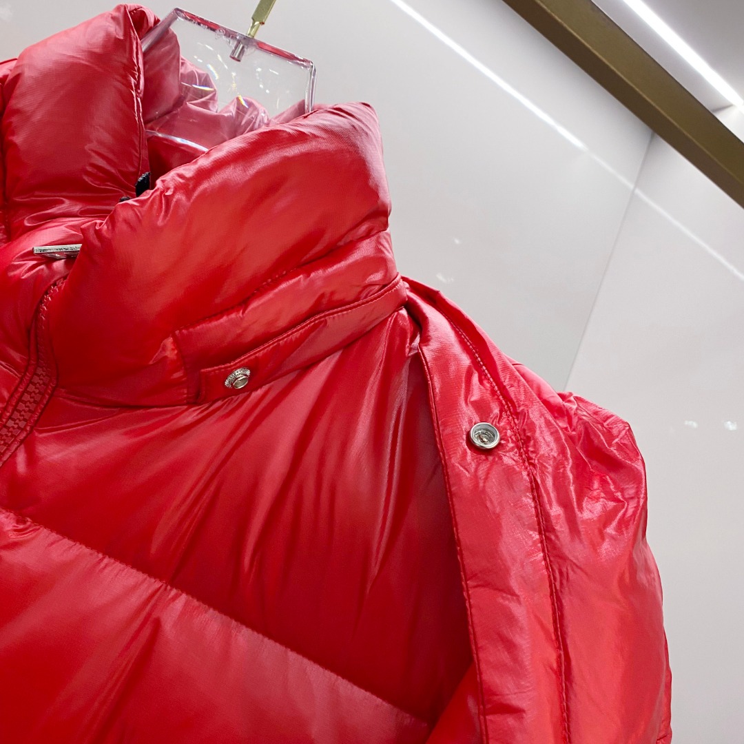 Moncler 蒙口2025秋冬新品发布，蒙口最新款亮光羽绒出货，柜上同步，面料及辅料全部订制，帽子可脱