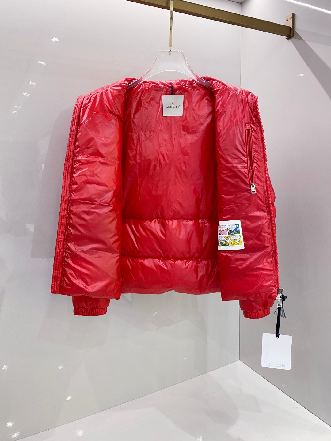 Moncler 蒙口2025秋冬新品发布，蒙口最新款亮光羽绒出货，柜上同步，面料及辅料全部订制，帽子可脱