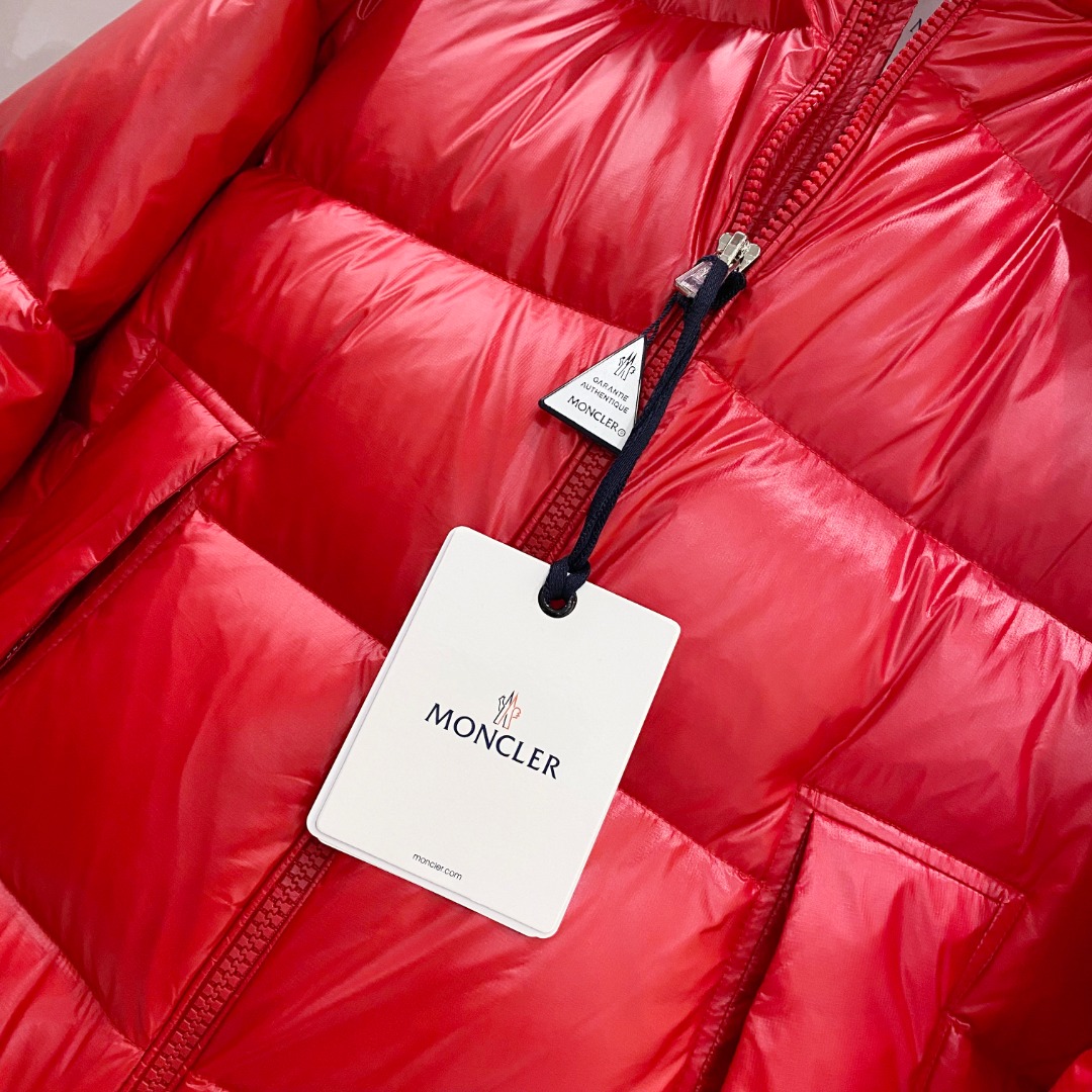 Moncler 蒙口2025秋冬新品发布，蒙口最新款亮光羽绒出货，柜上同步，面料及辅料全部订制，帽子可脱