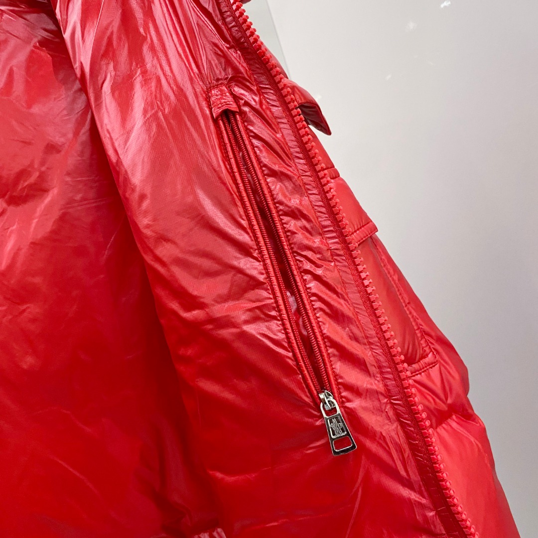 Moncler 蒙口2025秋冬新品发布，蒙口最新款亮光羽绒出货，柜上同步，面料及辅料全部订制，帽子可脱