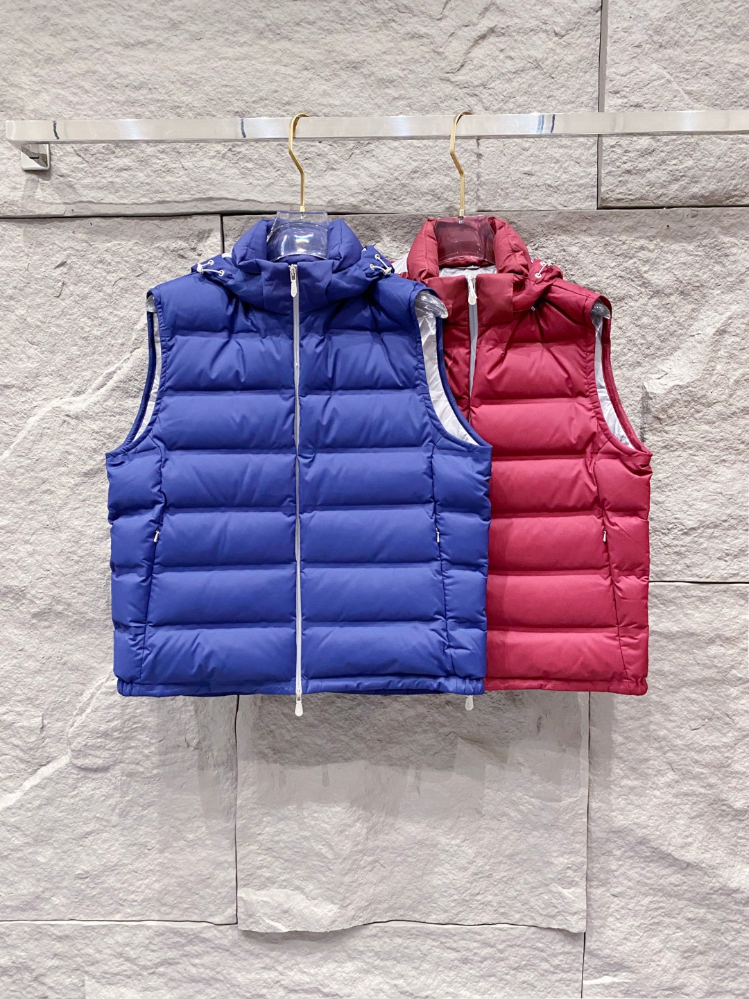 25秋冬新品发布，BC新款羽绒马甲出货，帽子可完全拆卸成立领，所有面料及辅料原版开模订制，质感超强，码数