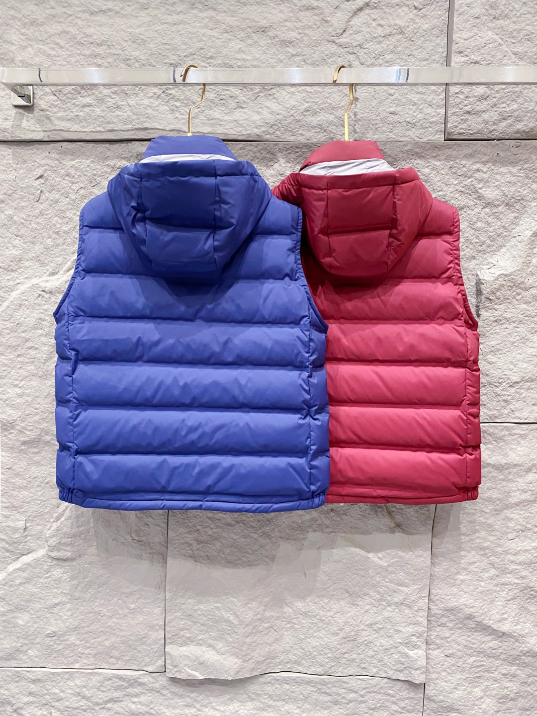 25秋冬新品发布，BC新款羽绒马甲出货，帽子可完全拆卸成立领，所有面料及辅料原版开模订制，质感超强，码数