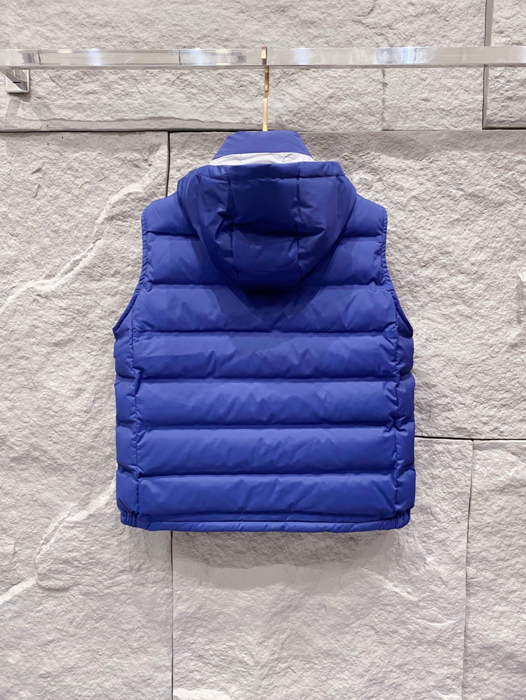 25秋冬新品发布，BC新款羽绒马甲出货，帽子可完全拆卸成立领，所有面料及辅料原版开模订制，质感超强，码数