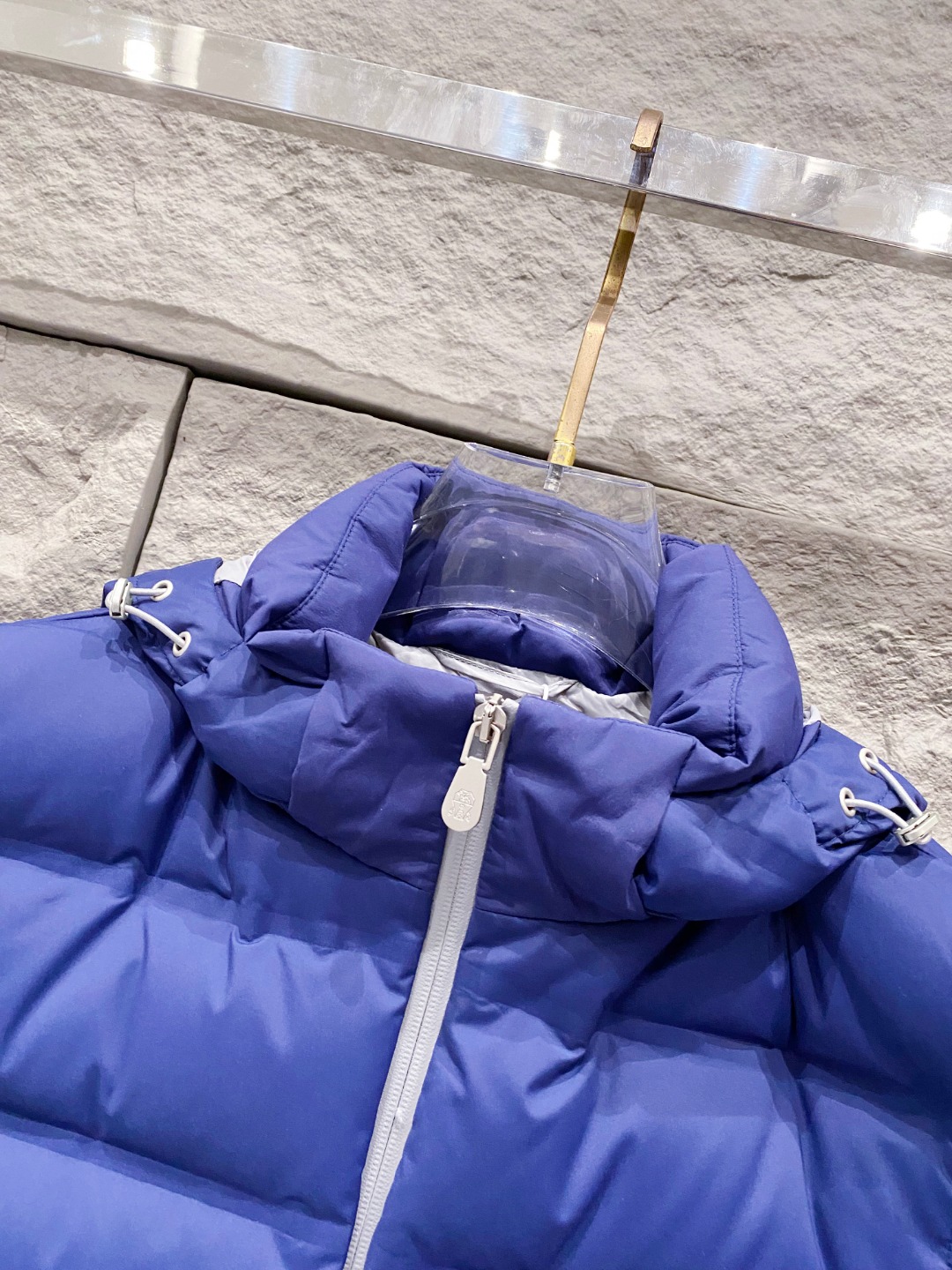 25秋冬新品发布，BC新款羽绒马甲出货，帽子可完全拆卸成立领，所有面料及辅料原版开模订制，质感超强，码数