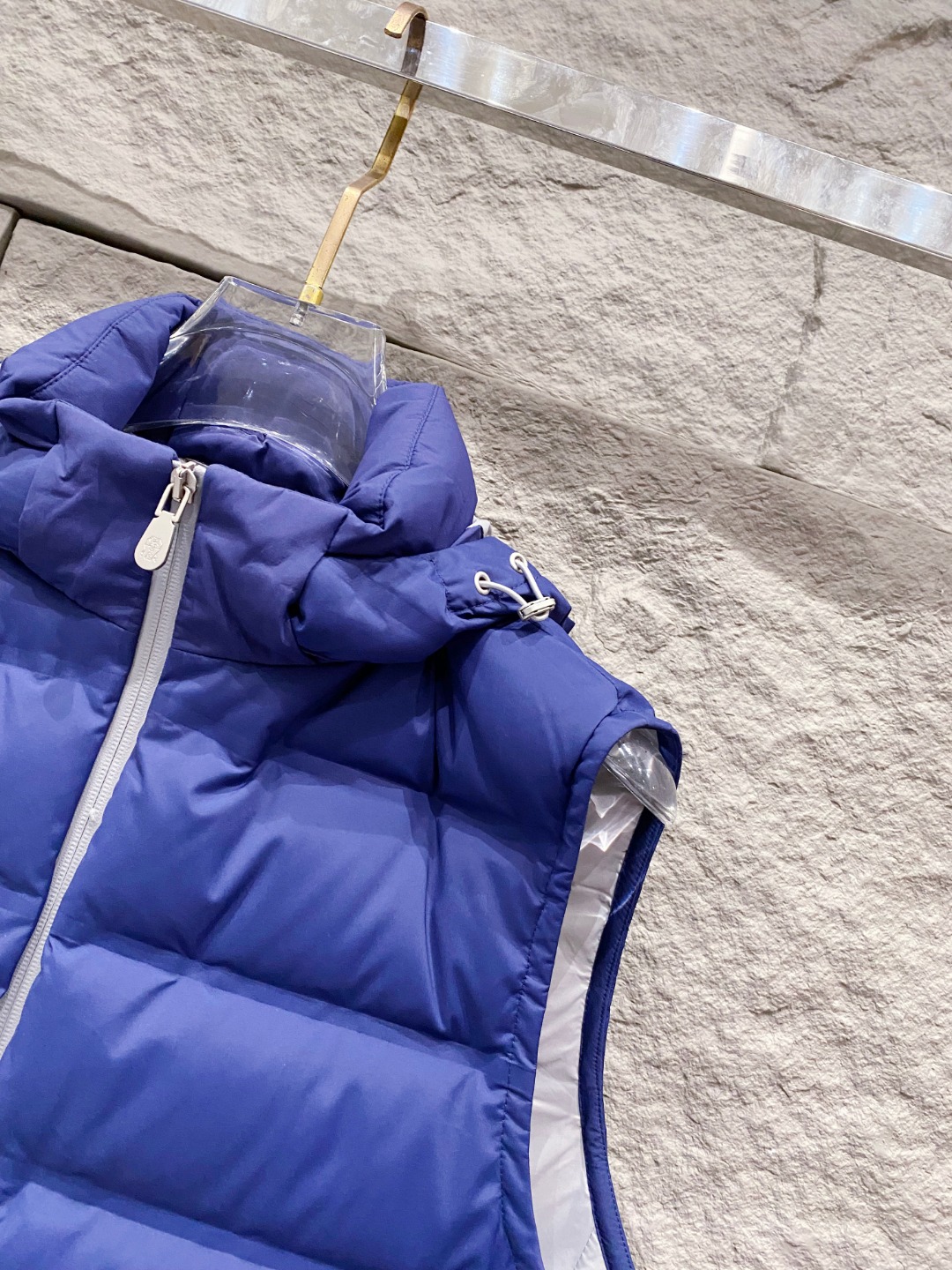 25秋冬新品发布，BC新款羽绒马甲出货，帽子可完全拆卸成立领，所有面料及辅料原版开模订制，质感超强，码数