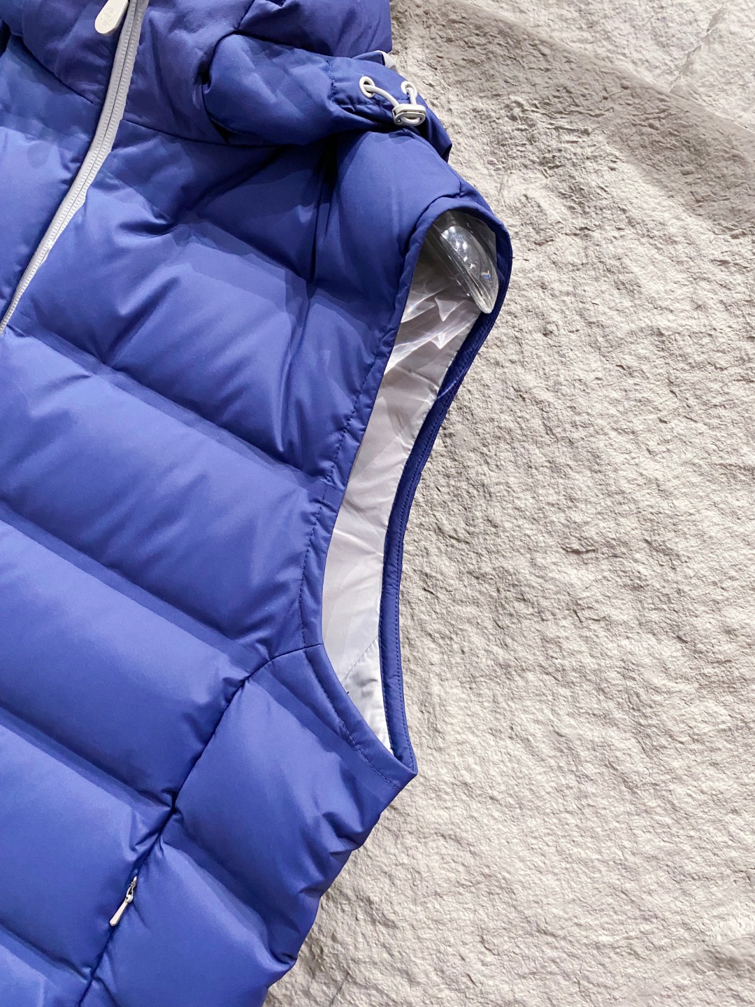 25秋冬新品发布，BC新款羽绒马甲出货，帽子可完全拆卸成立领，所有面料及辅料原版开模订制，质感超强，码数