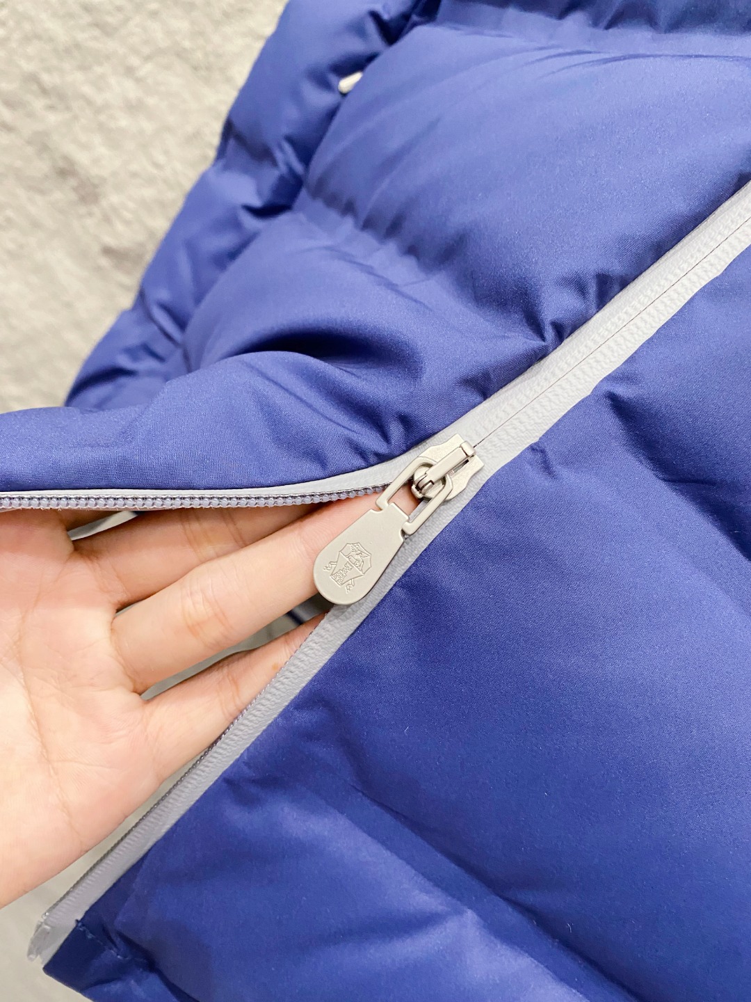 25秋冬新品发布，BC新款羽绒马甲出货，帽子可完全拆卸成立领，所有面料及辅料原版开模订制，质感超强，码数