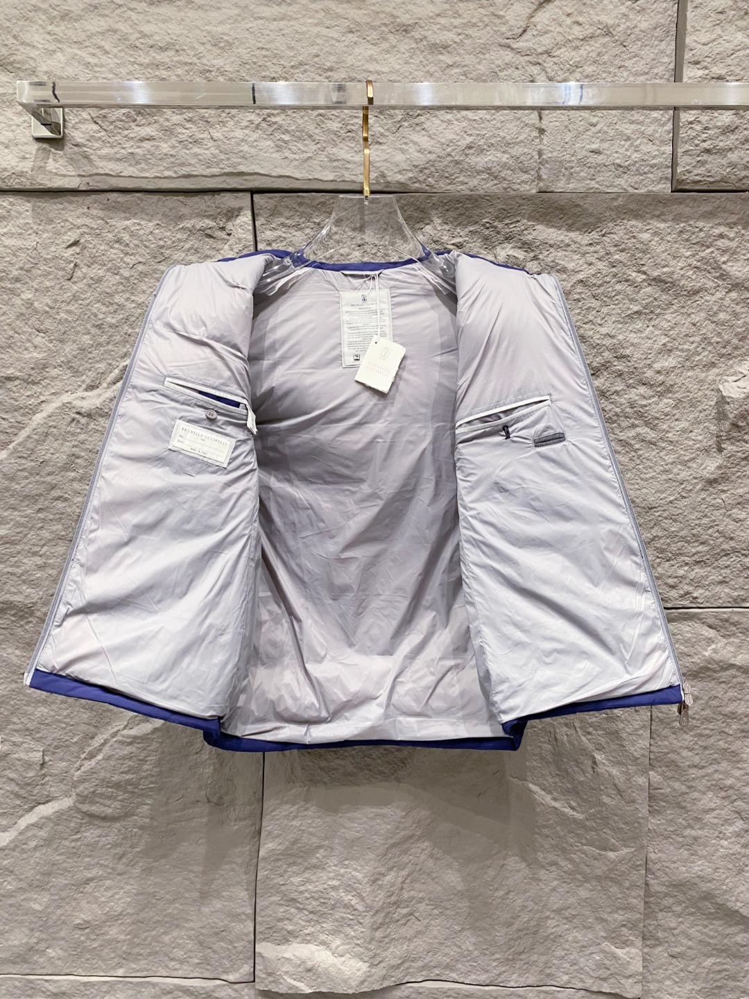 25秋冬新品发布，BC新款羽绒马甲出货，帽子可完全拆卸成立领，所有面料及辅料原版开模订制，质感超强，码数