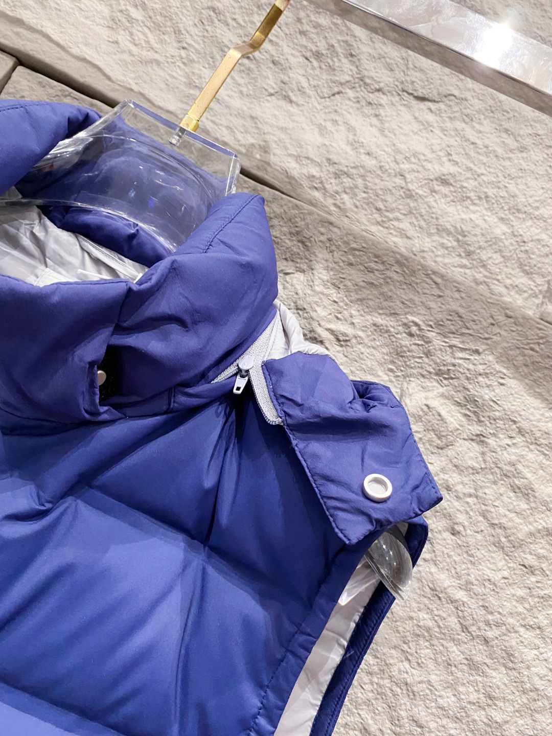 25秋冬新品发布，BC新款羽绒马甲出货，帽子可完全拆卸成立领，所有面料及辅料原版开模订制，质感超强，码数