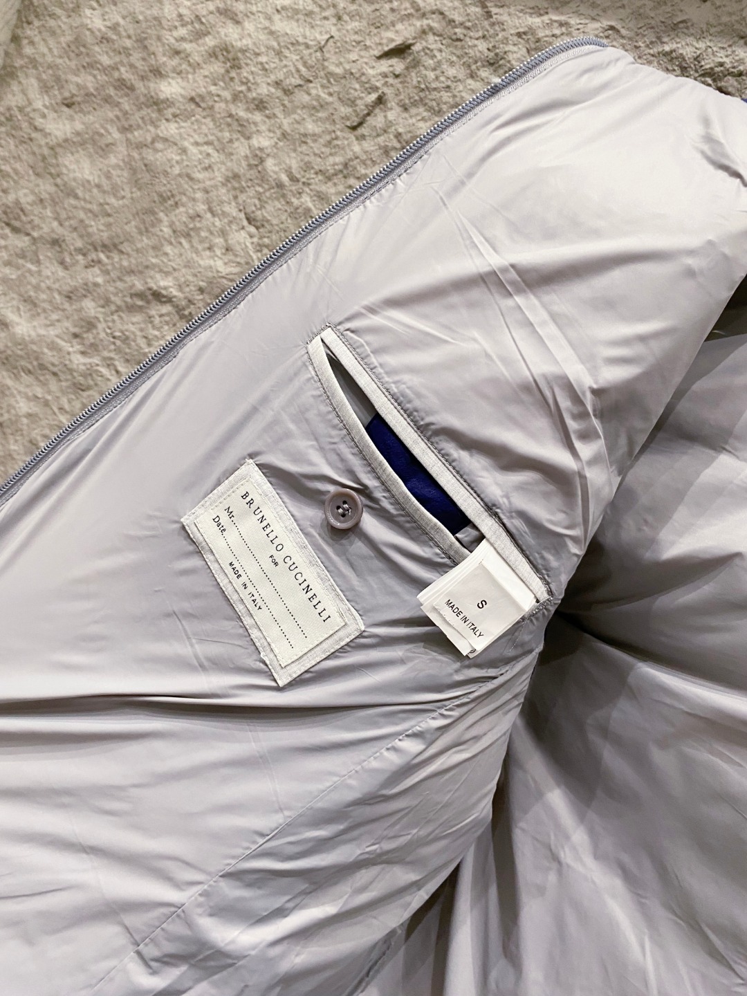 25秋冬新品发布，BC新款羽绒马甲出货，帽子可完全拆卸成立领，所有面料及辅料原版开模订制，质感超强，码数