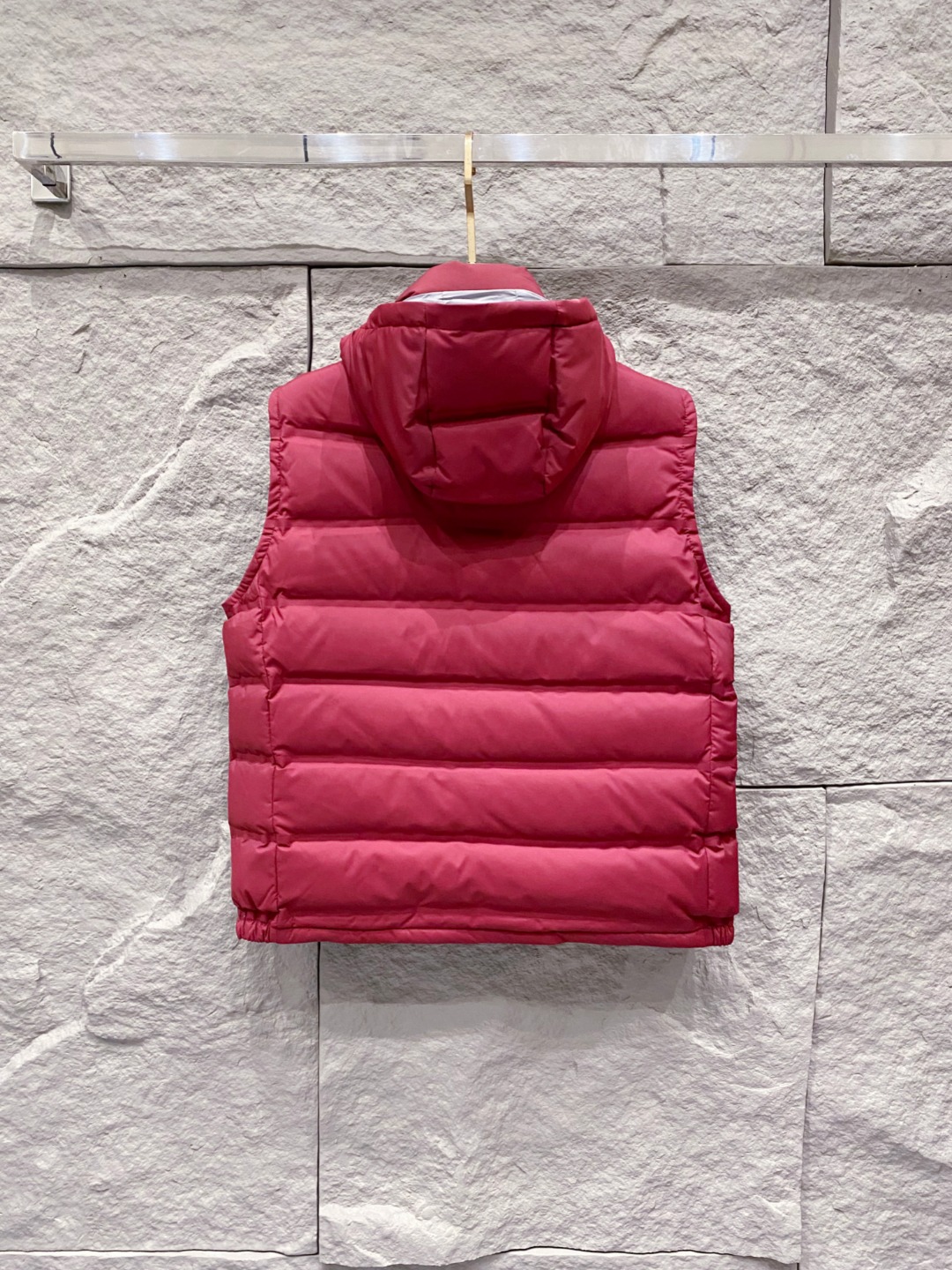 25秋冬新品发布，BC新款羽绒马甲出货，帽子可完全拆卸成立领，所有面料及辅料原版开模订制，质感超强，码数