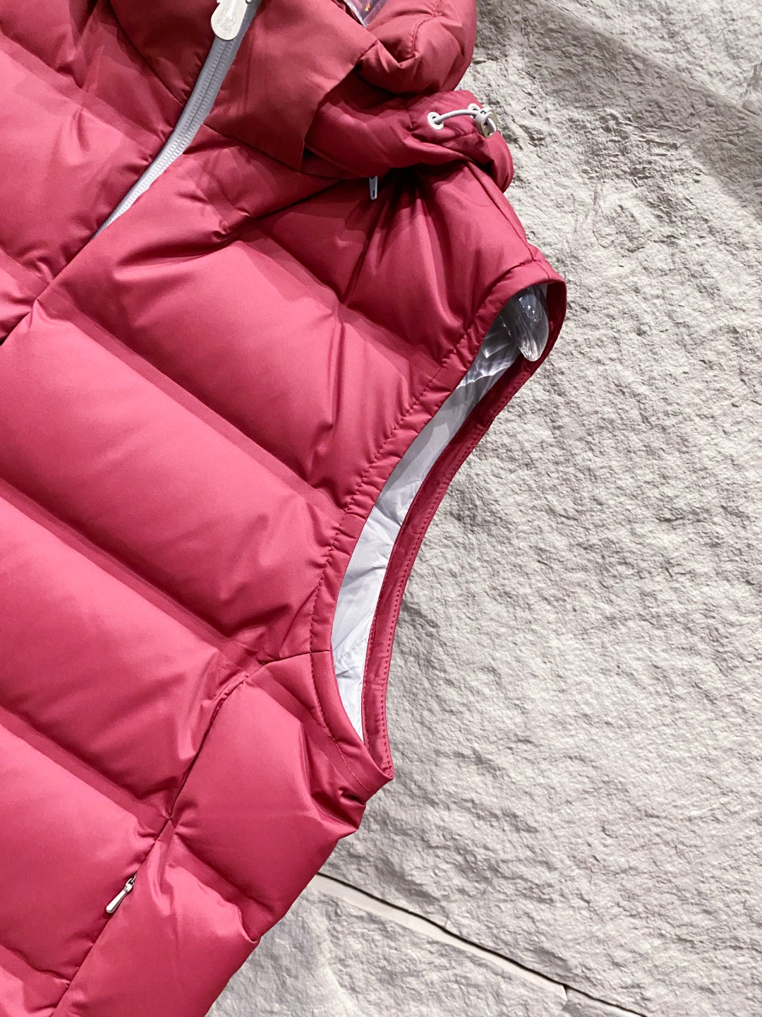 25秋冬新品发布，BC新款羽绒马甲出货，帽子可完全拆卸成立领，所有面料及辅料原版开模订制，质感超强，码数