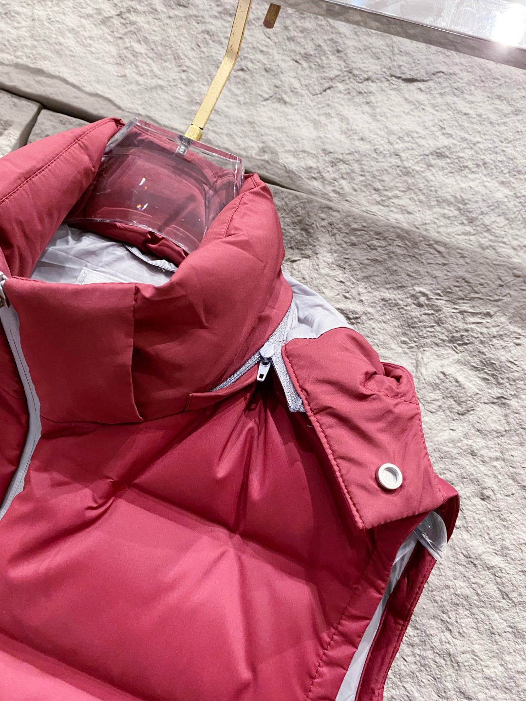 25秋冬新品发布，BC新款羽绒马甲出货，帽子可完全拆卸成立领，所有面料及辅料原版开模订制，质感超强，码数