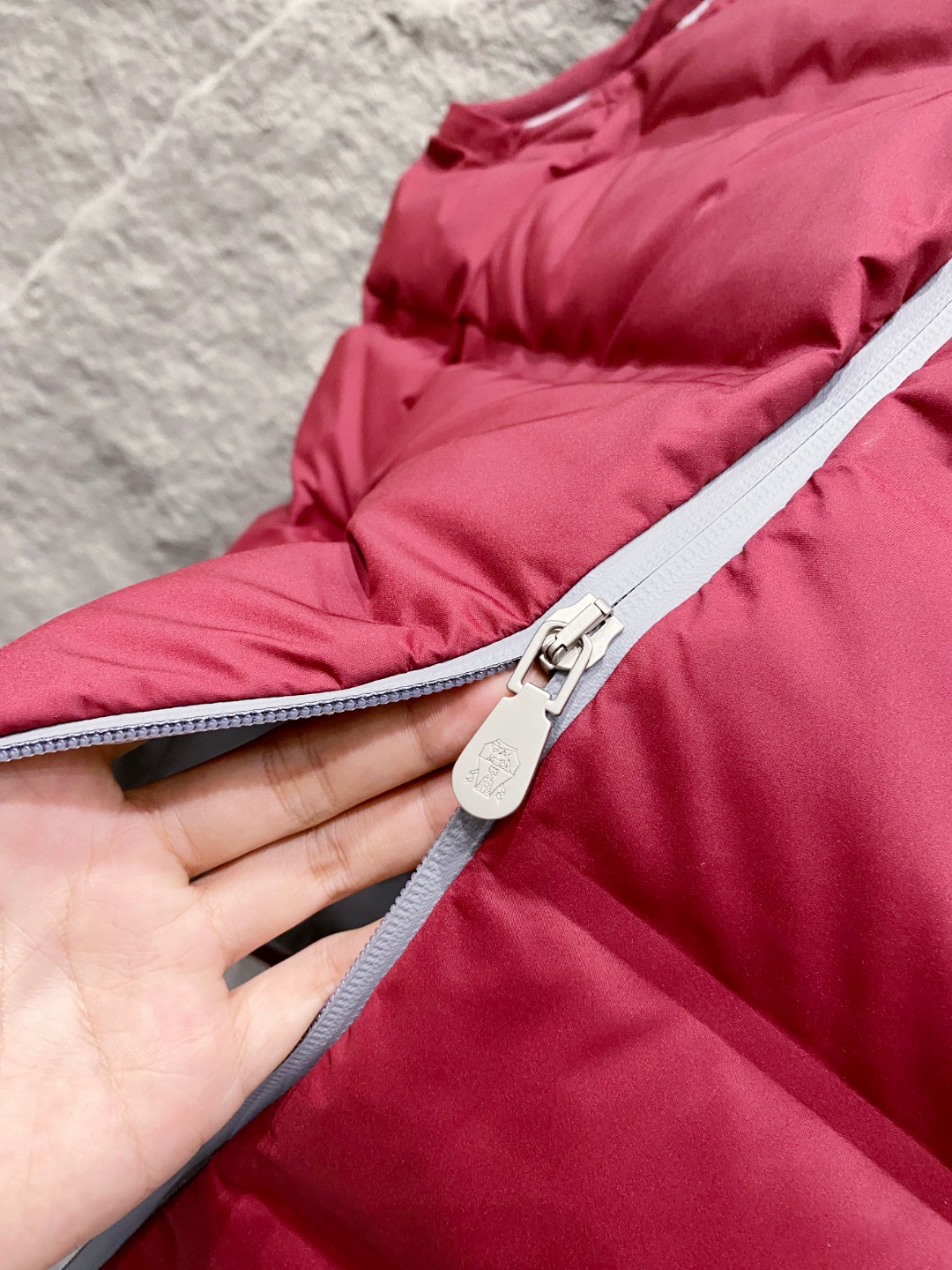 25秋冬新品发布，BC新款羽绒马甲出货，帽子可完全拆卸成立领，所有面料及辅料原版开模订制，质感超强，码数