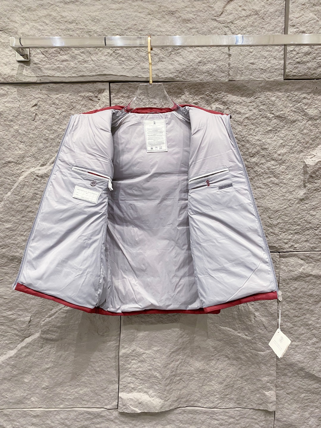 25秋冬新品发布，BC新款羽绒马甲出货，帽子可完全拆卸成立领，所有面料及辅料原版开模订制，质感超强，码数