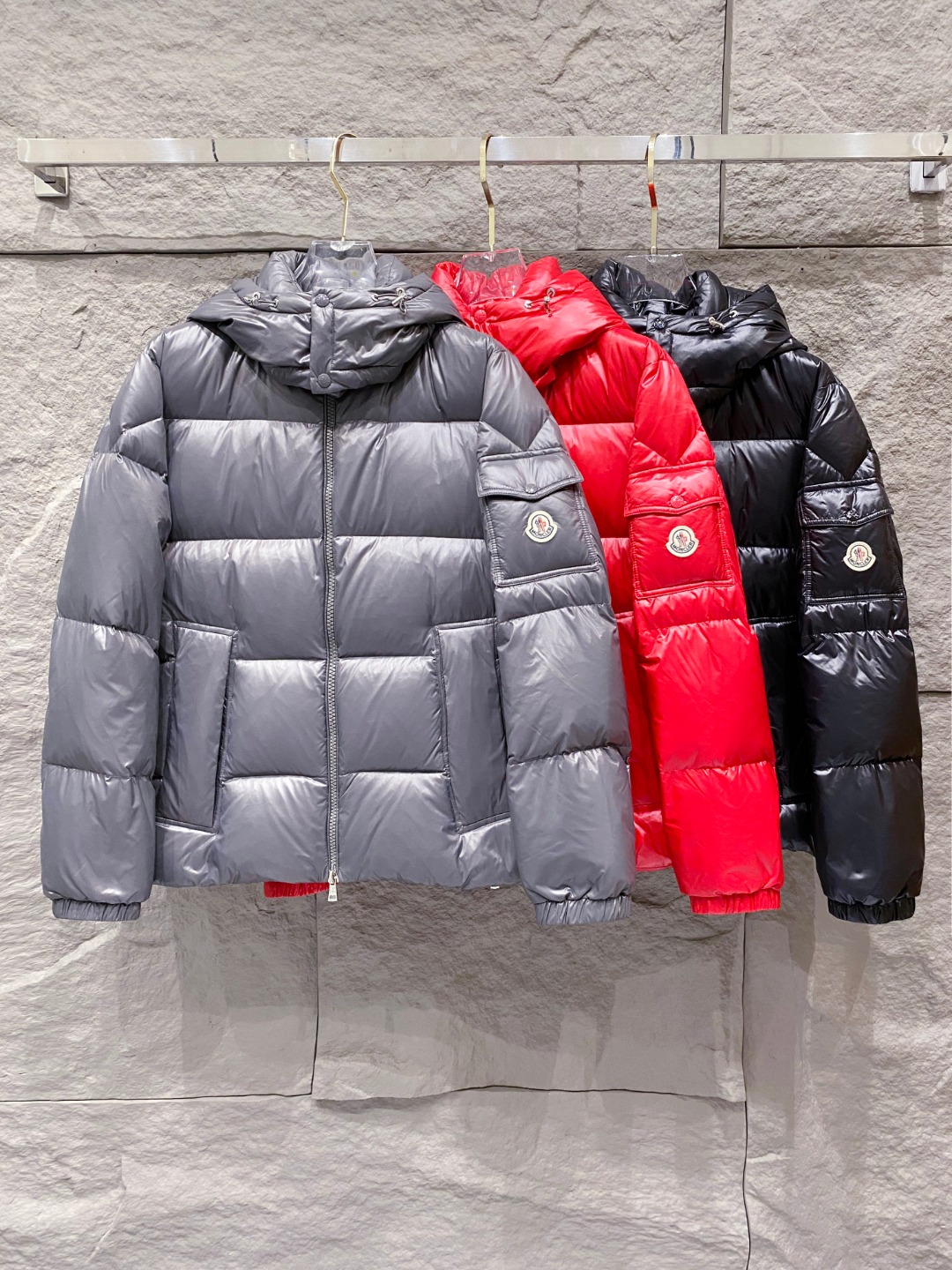 Moncler 蒙口2025秋冬新品发布，蒙口最新款亮光羽绒出货，柜上同步，面料及辅料全部订制，帽子可脱
