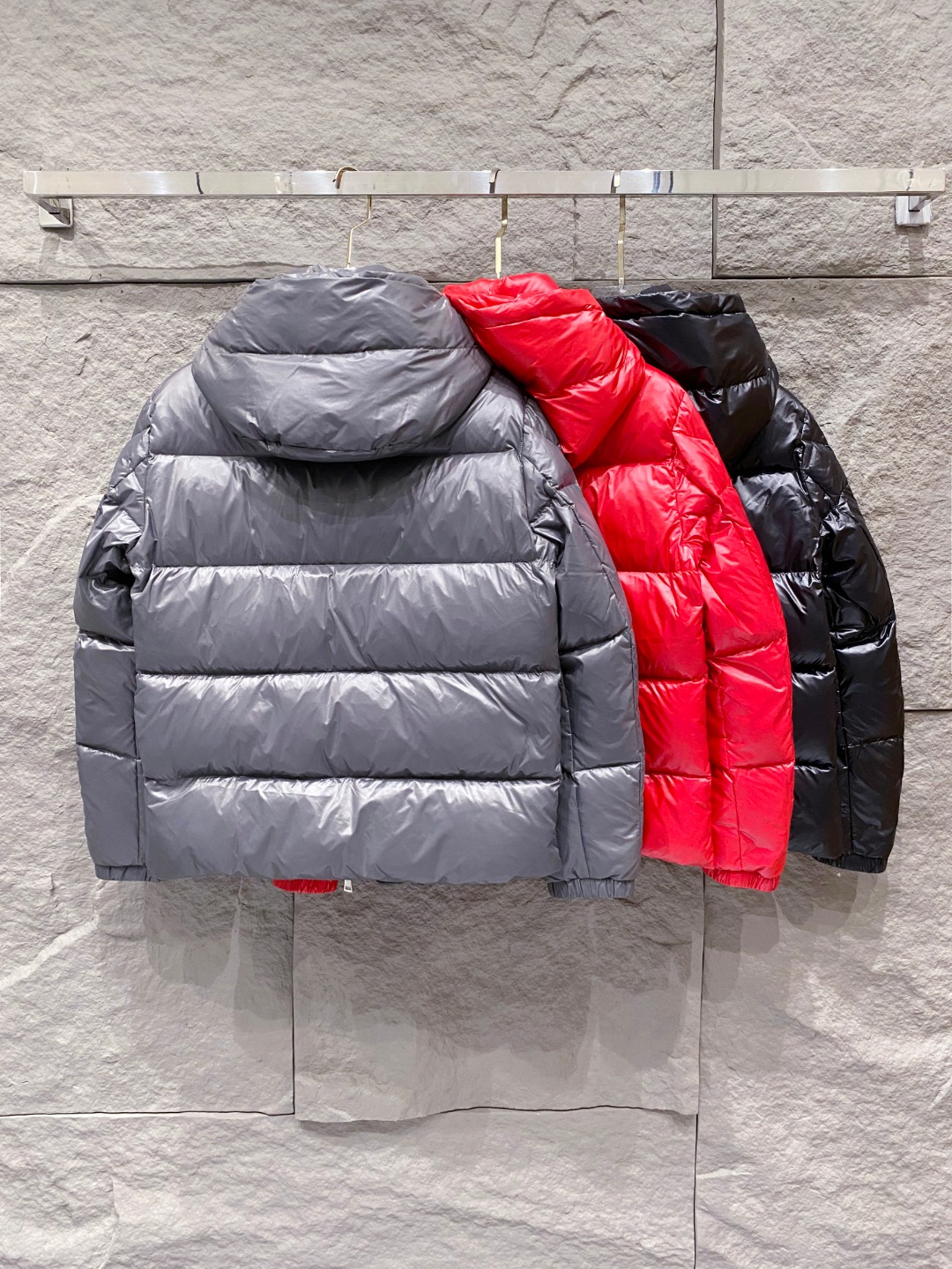 Moncler 蒙口2025秋冬新品发布，蒙口最新款亮光羽绒出货，柜上同步，面料及辅料全部订制，帽子可脱