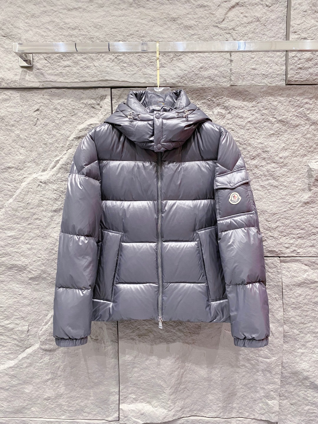 Moncler 蒙口2025秋冬新品发布，蒙口最新款亮光羽绒出货，柜上同步，面料及辅料全部订制，帽子可脱