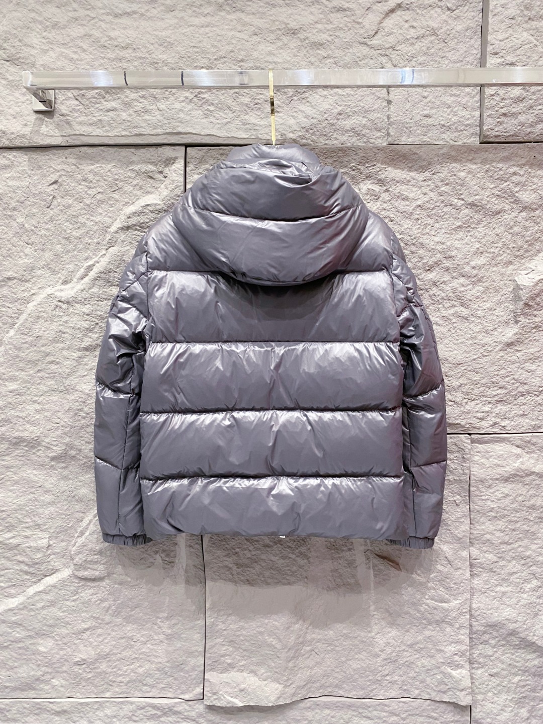 Moncler 蒙口2025秋冬新品发布，蒙口最新款亮光羽绒出货，柜上同步，面料及辅料全部订制，帽子可脱