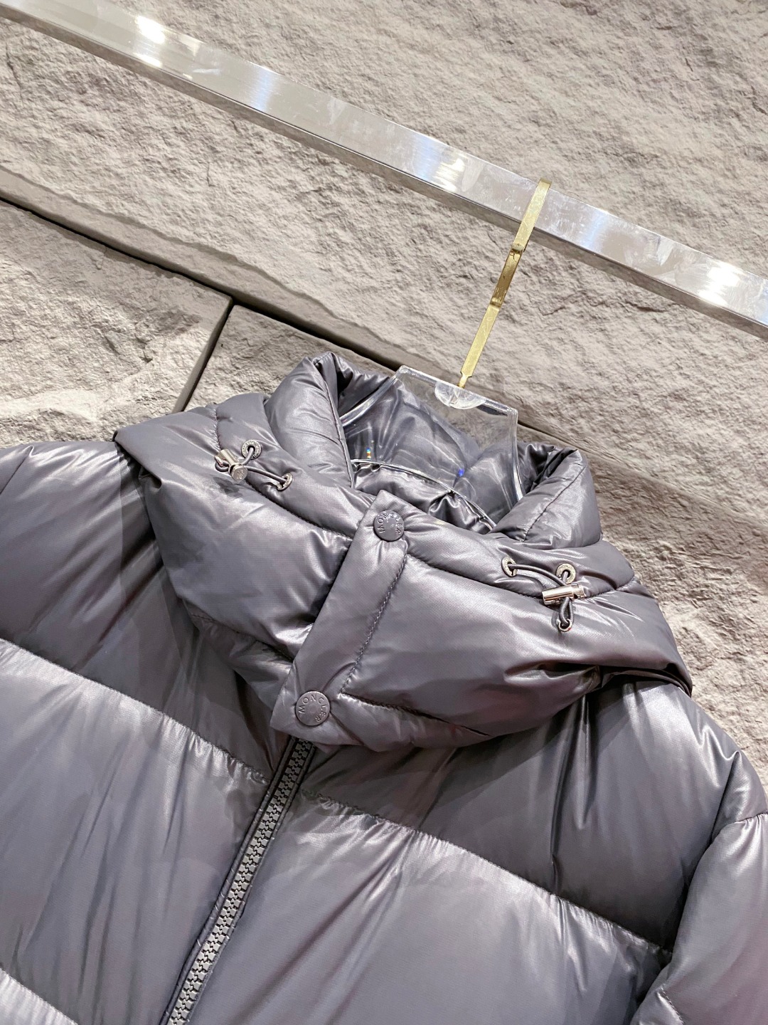 Moncler 蒙口2025秋冬新品发布，蒙口最新款亮光羽绒出货，柜上同步，面料及辅料全部订制，帽子可脱