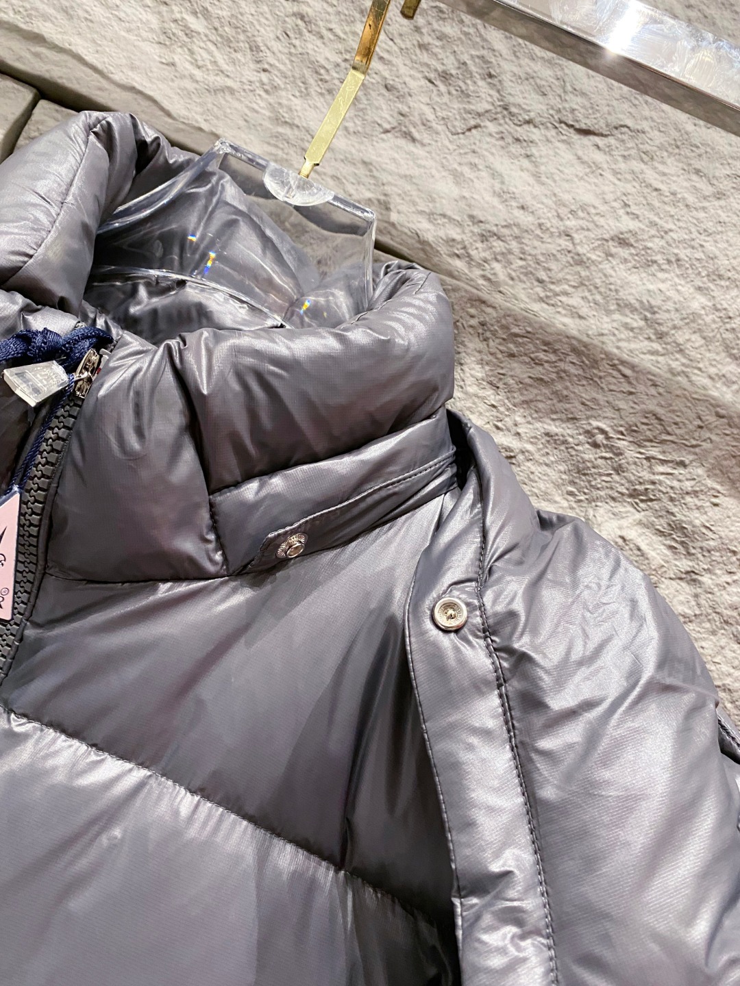 Moncler 蒙口2025秋冬新品发布，蒙口最新款亮光羽绒出货，柜上同步，面料及辅料全部订制，帽子可脱