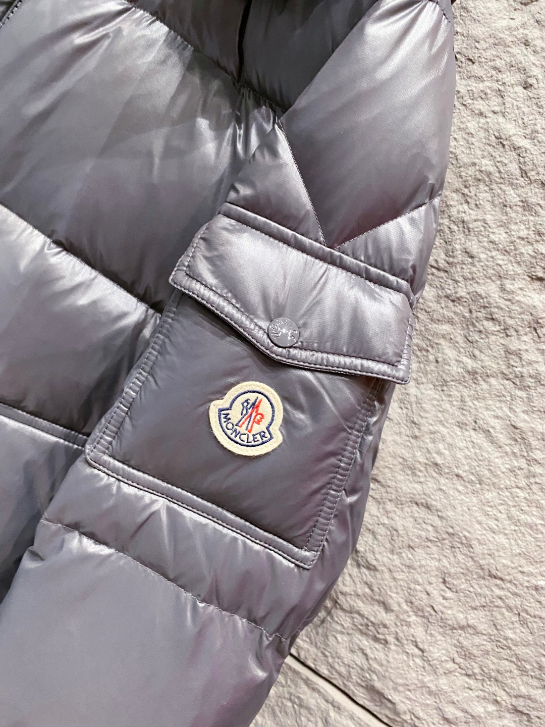Moncler 蒙口2025秋冬新品发布，蒙口最新款亮光羽绒出货，柜上同步，面料及辅料全部订制，帽子可脱