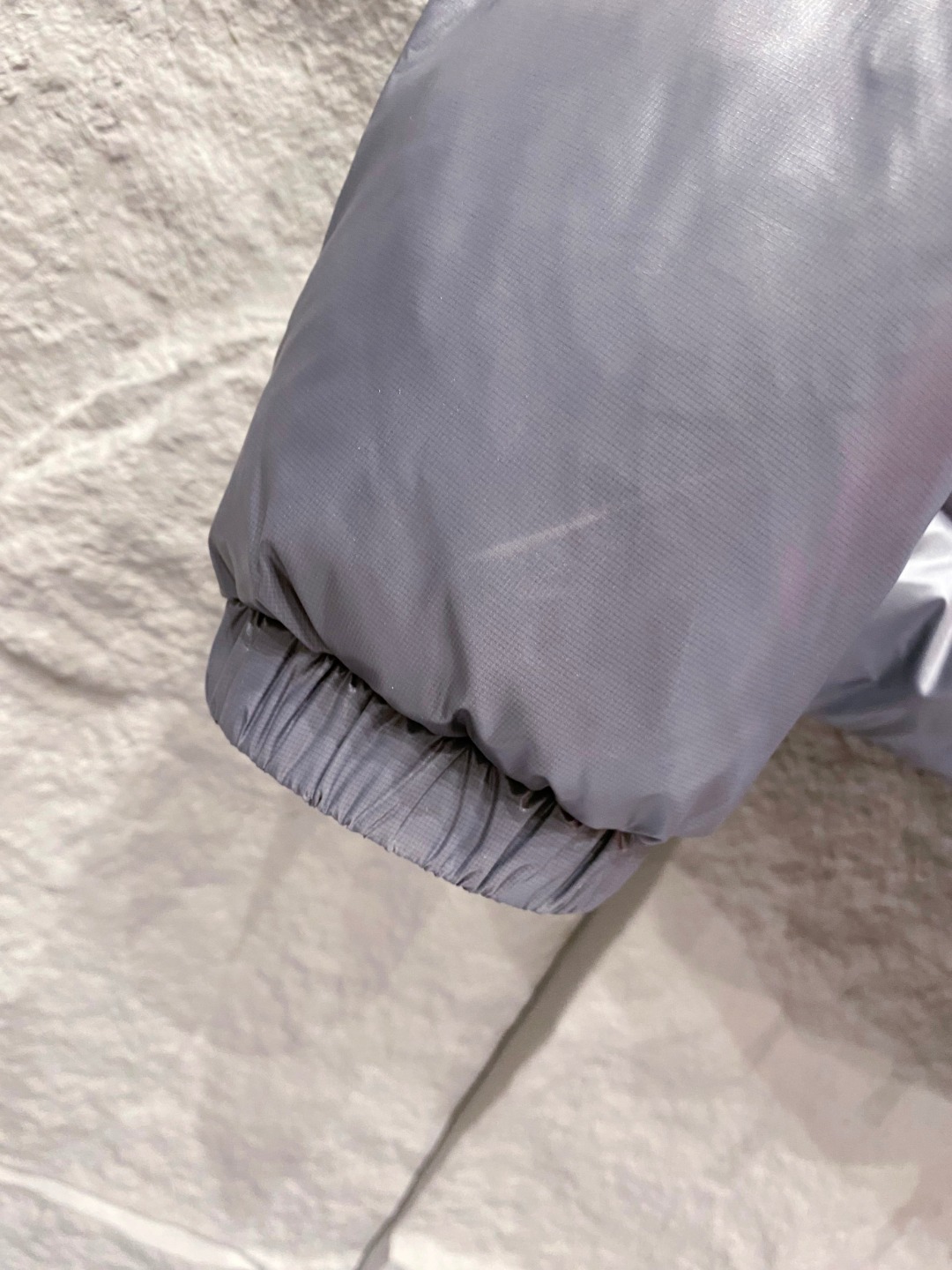 Moncler 蒙口2025秋冬新品发布，蒙口最新款亮光羽绒出货，柜上同步，面料及辅料全部订制，帽子可脱