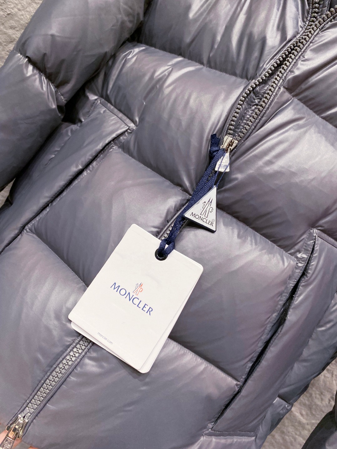 Moncler 蒙口2025秋冬新品发布，蒙口最新款亮光羽绒出货，柜上同步，面料及辅料全部订制，帽子可脱