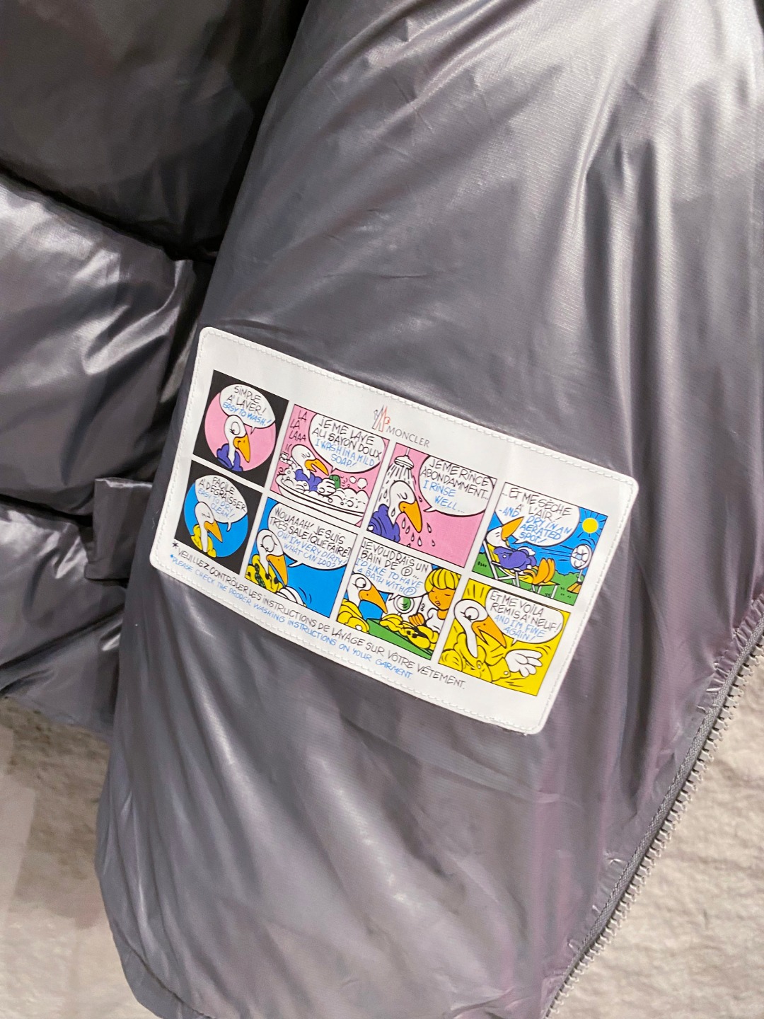 Moncler 蒙口2025秋冬新品发布，蒙口最新款亮光羽绒出货，柜上同步，面料及辅料全部订制，帽子可脱